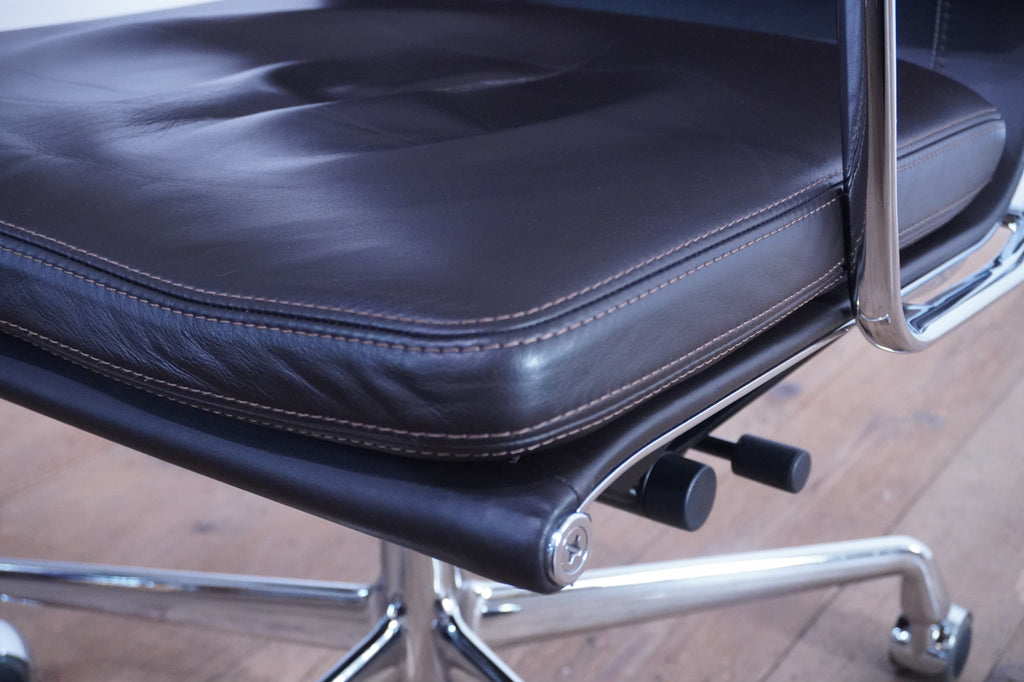 Vitra Soft Pad EA219 Leder chocolate Kontrastnaht