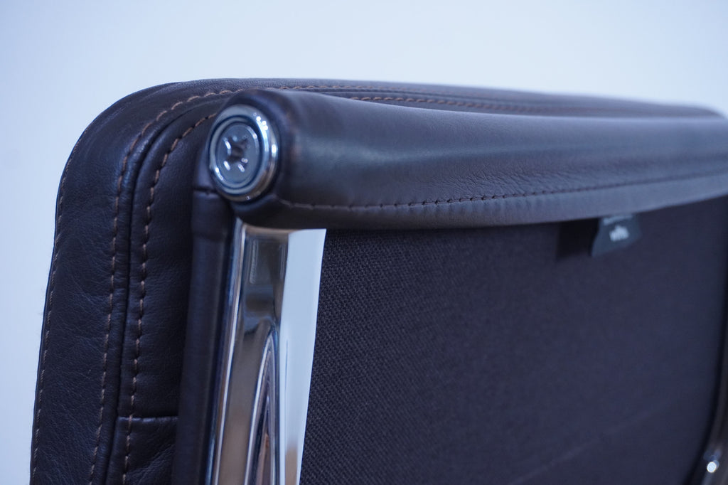 Vitra Soft Pad EA219 Leder chocolate Kontrastnaht
