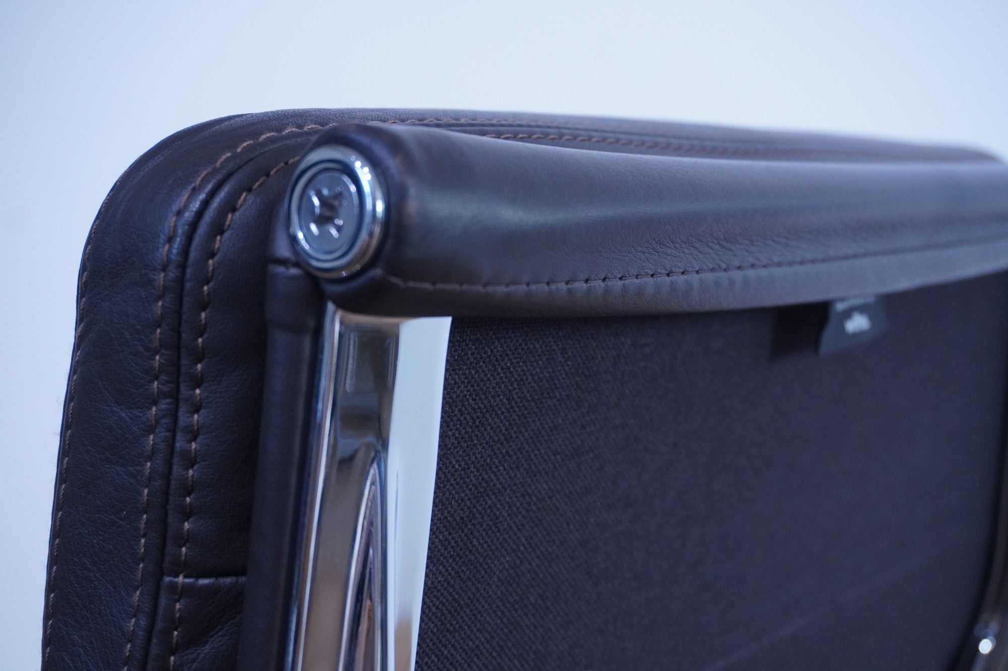Vitra Soft Pad EA219 Leder chocolate Kontrastnaht