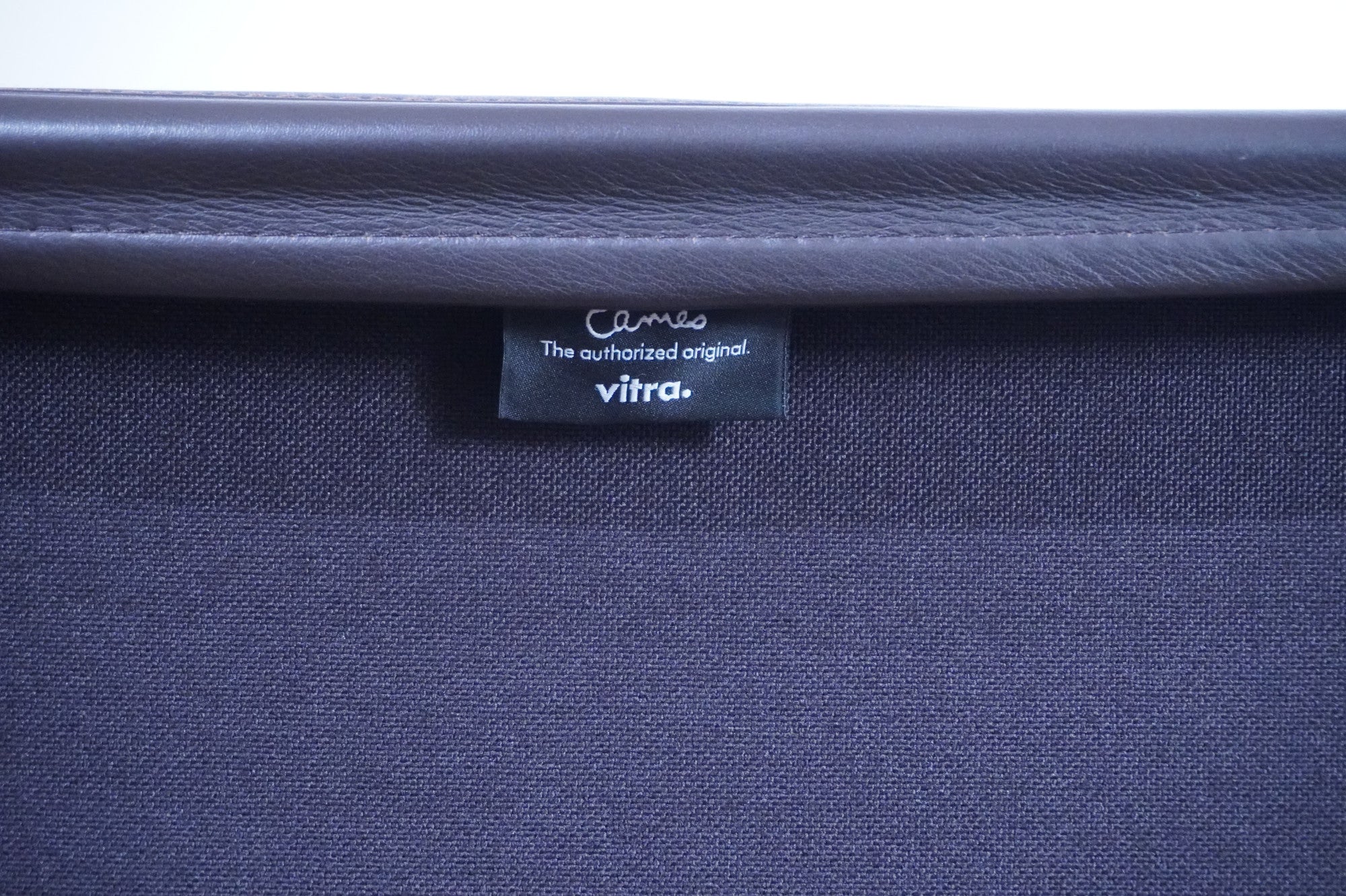 Vitra Soft Pad EA219 Leder chocolate Kontrastnaht