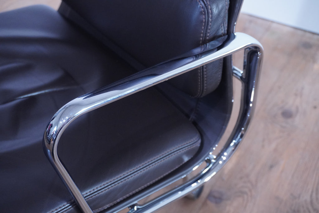 Vitra Soft Pad EA219 Leder chocolate Kontrastnaht