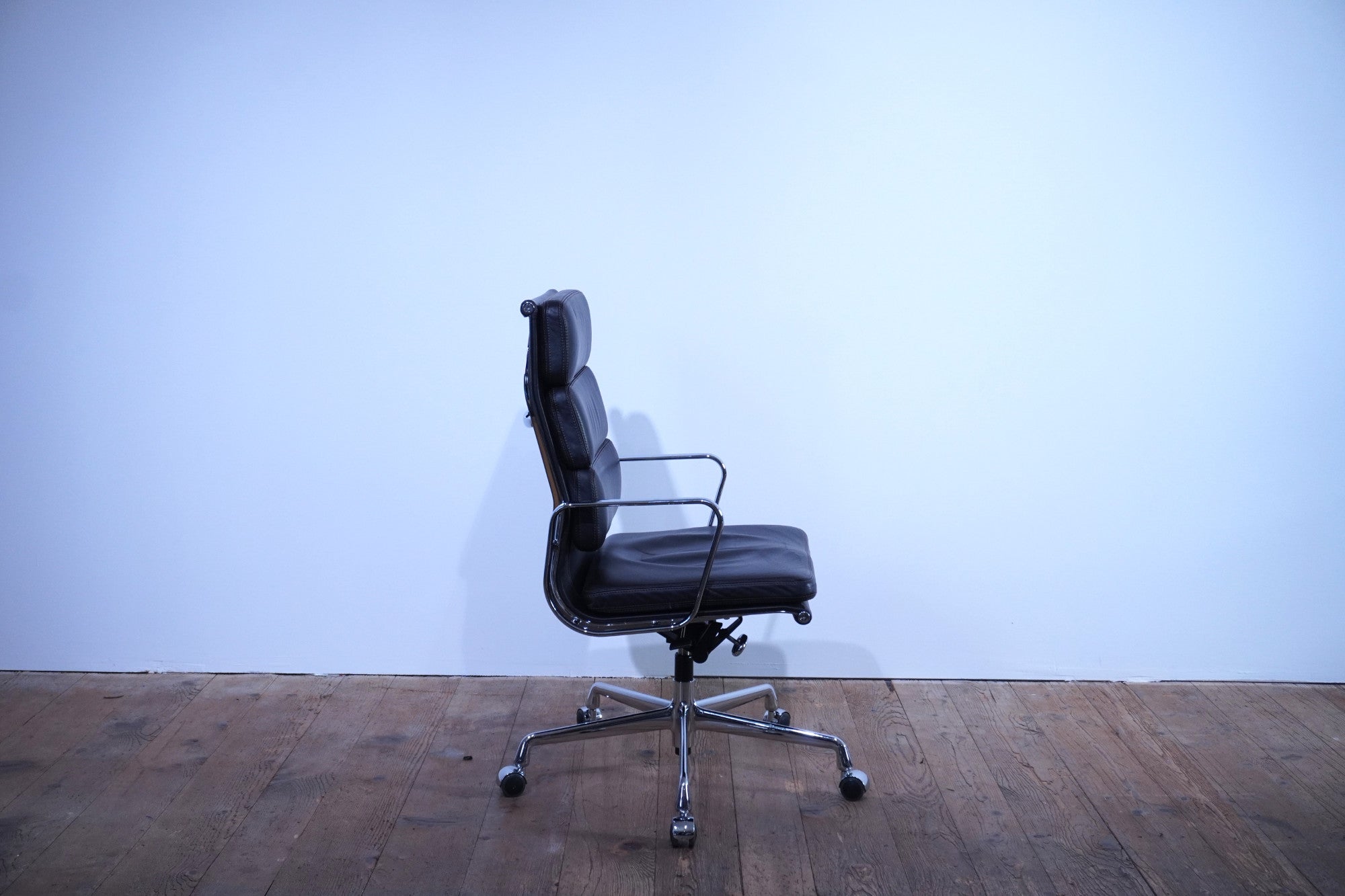 Vitra Soft Pad EA219 Leder chocolate Kontrastnaht