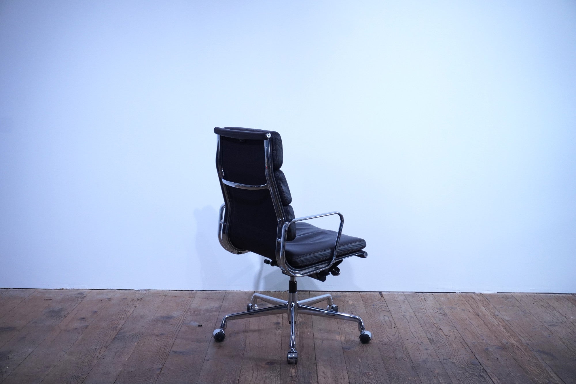 Vitra Soft Pad EA219 Leder chocolate Kontrastnaht
