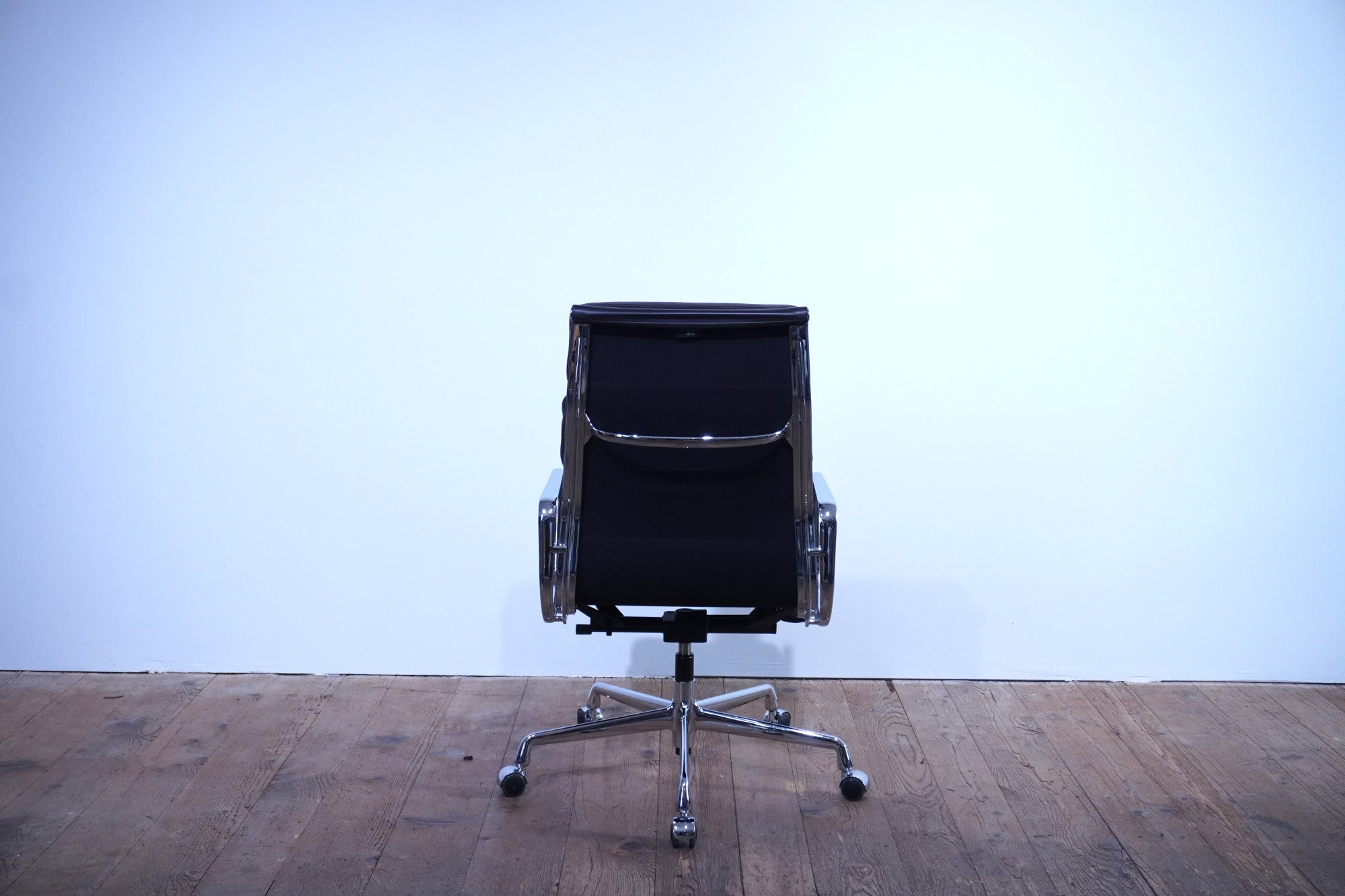 Vitra Soft Pad EA219 Leder chocolate Kontrastnaht