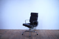 Vitra Soft Pad EA219 Leder chocolate Kontrastnaht