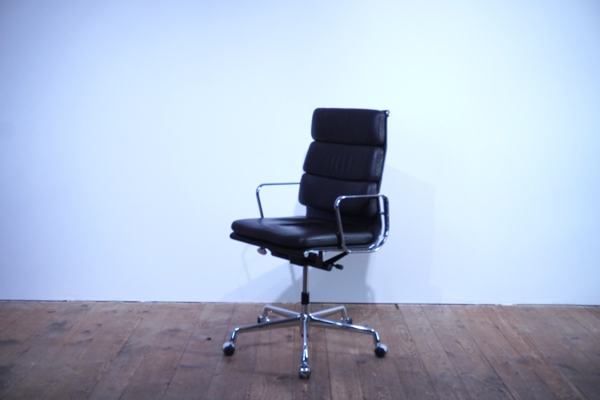 Vitra Soft Pad EA219 Leder chocolate Kontrastnaht