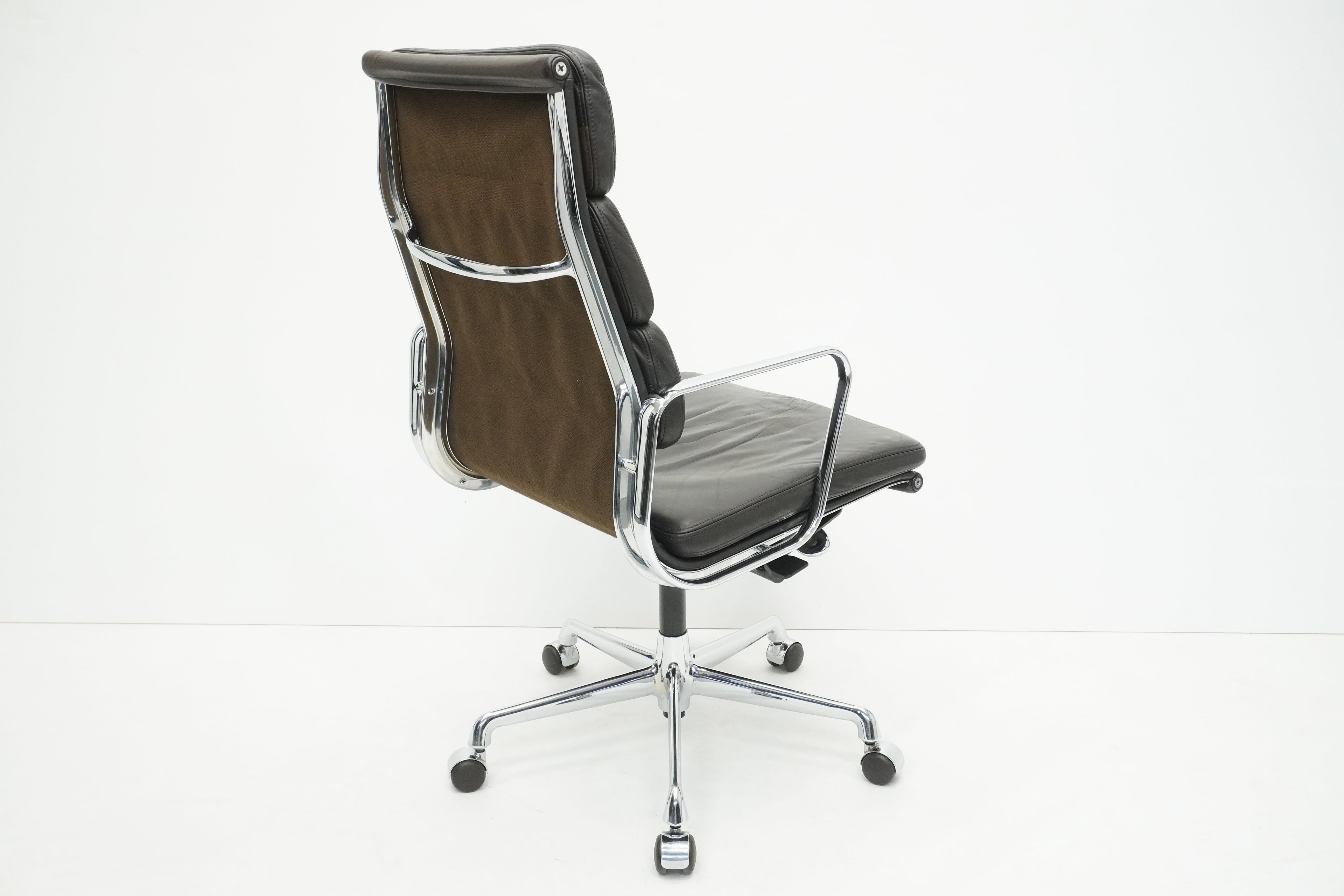 Vitra Soft Pad EA219 Leder chocolate