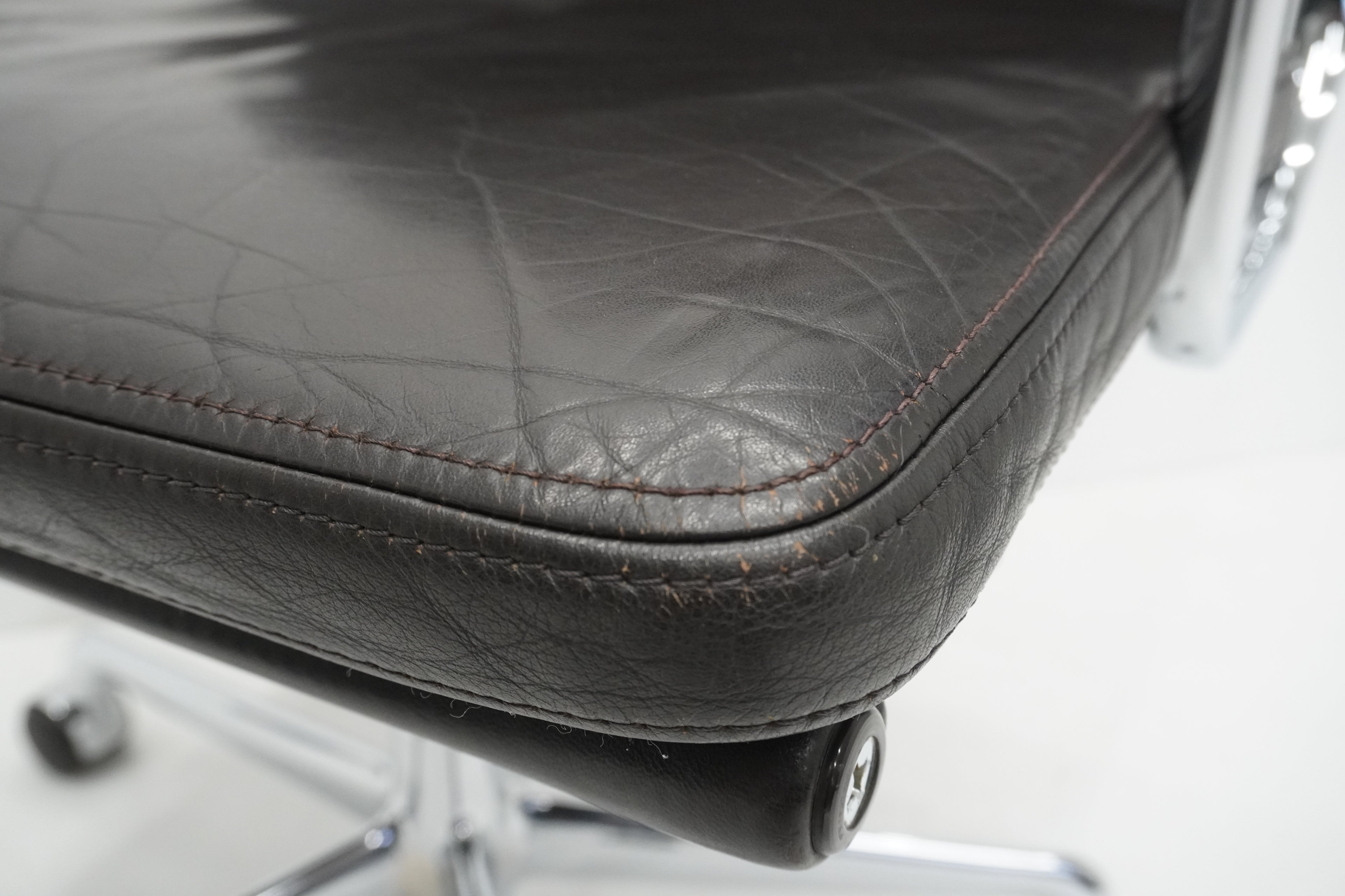 Vitra Soft Pad EA219 Leder chocolate