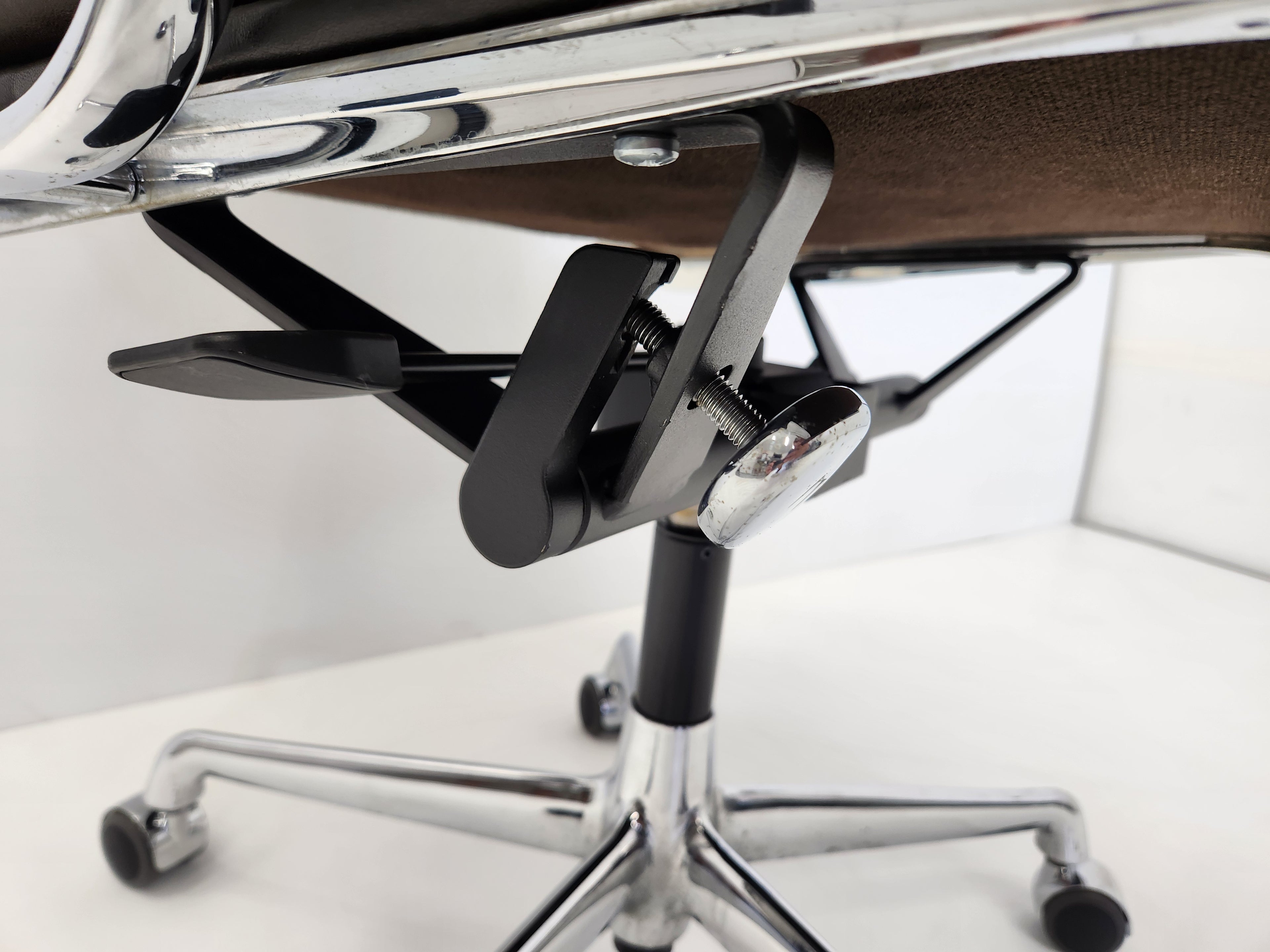 Vitra Soft Pad EA219 Leder chocolate