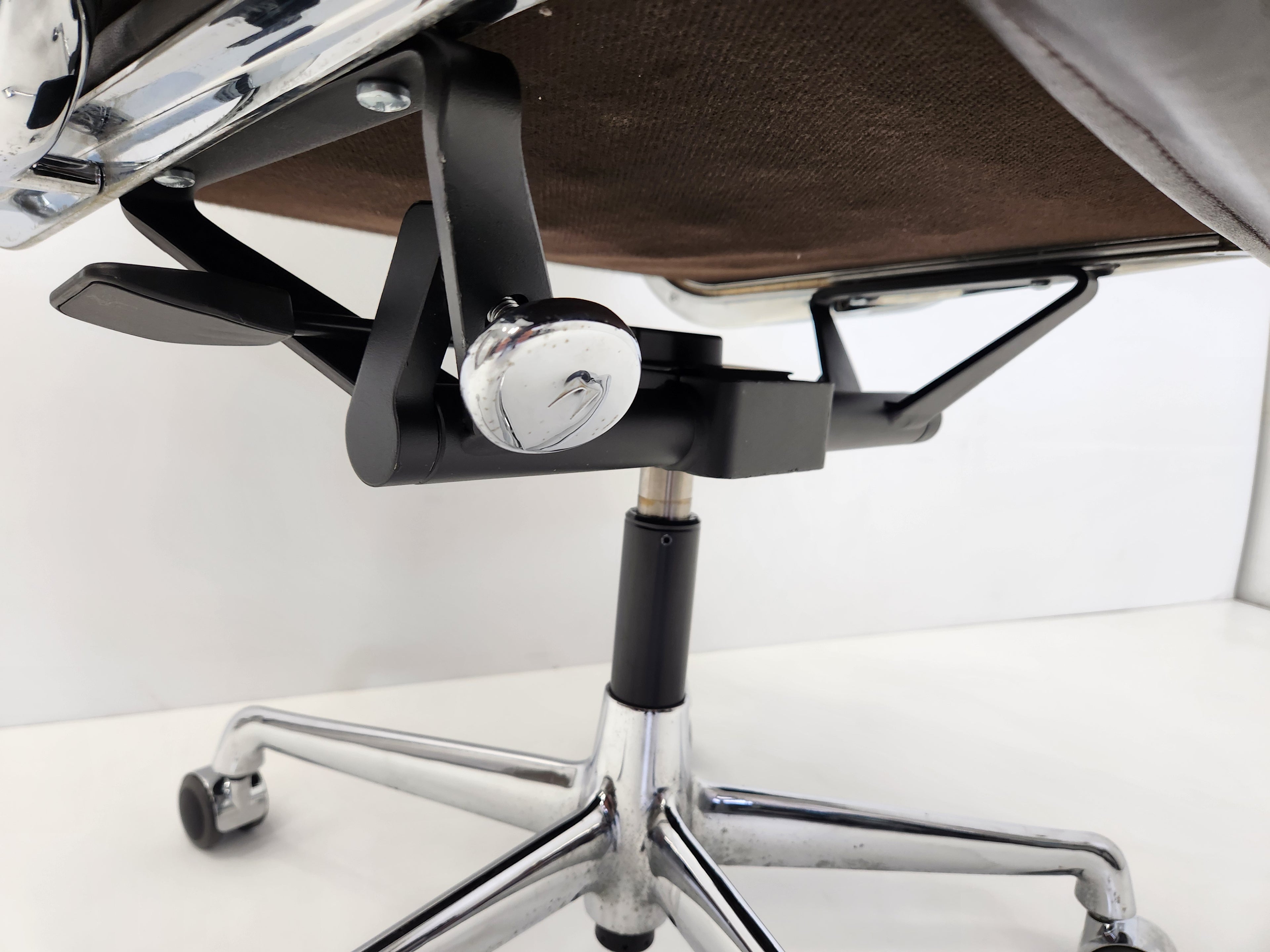 Vitra Soft Pad EA219 Leder chocolate