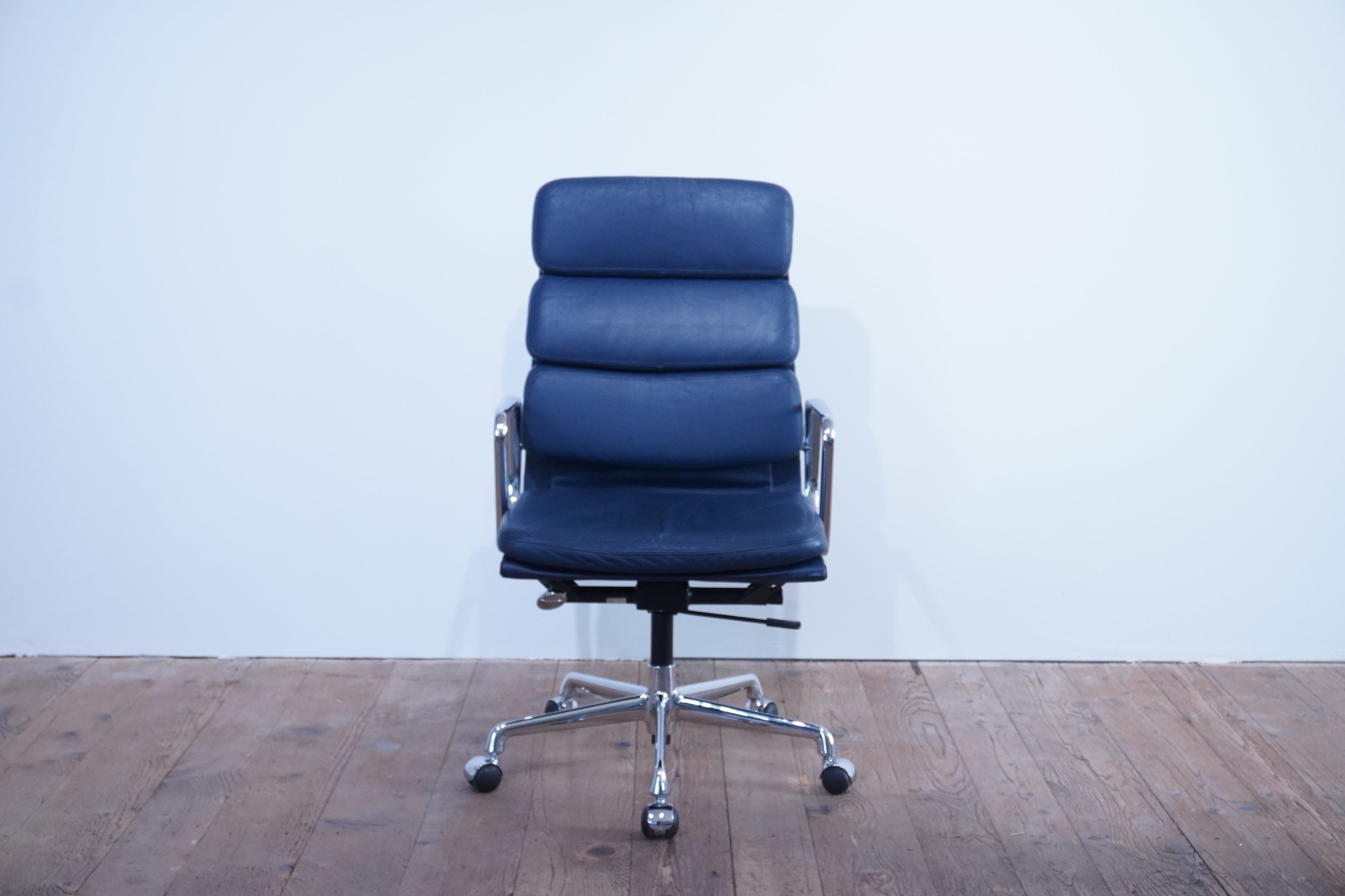 Vitra Eames Soft Pad EA219 Leder dunkelblau