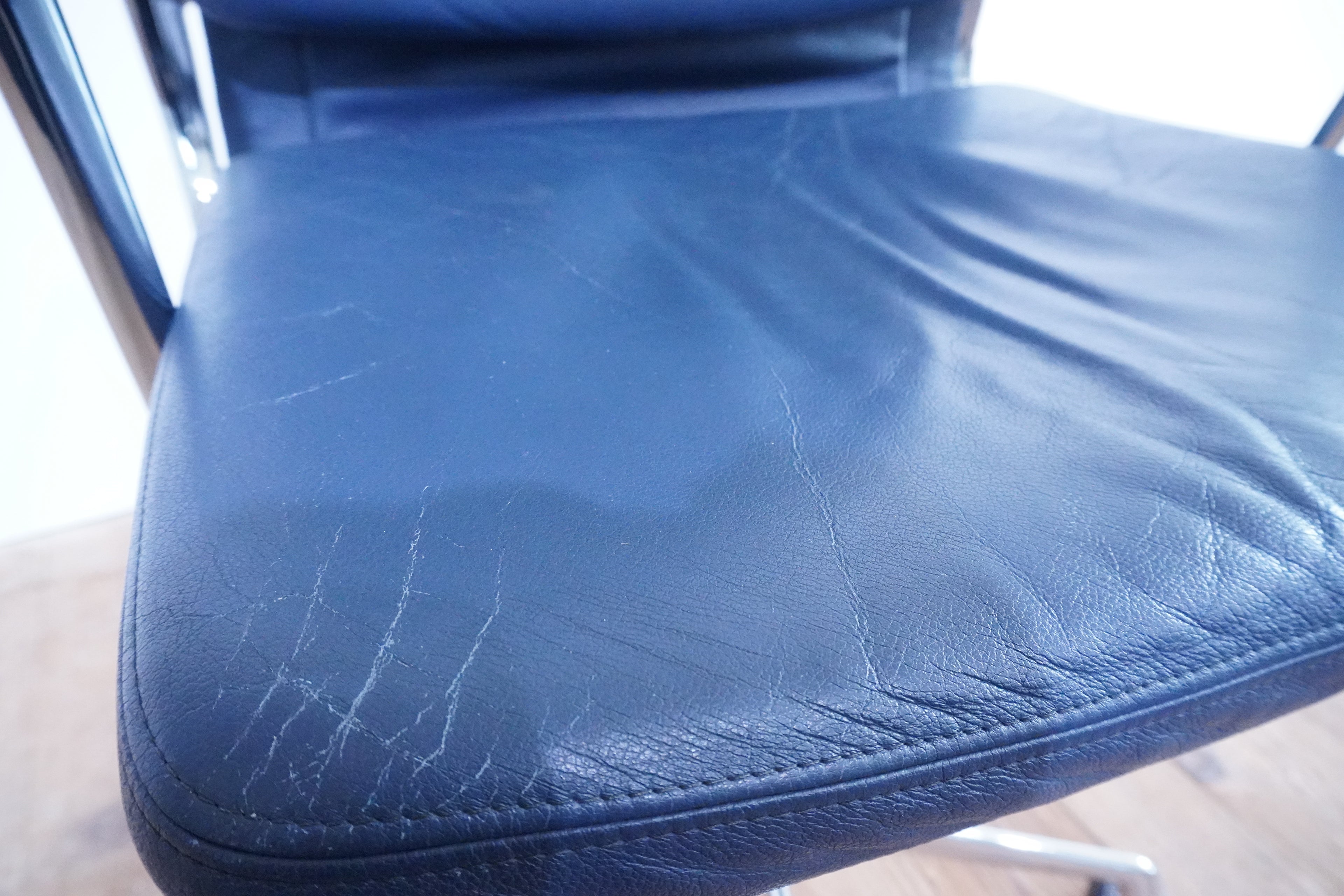 Vitra Eames Soft Pad EA219 Leder dunkelblau