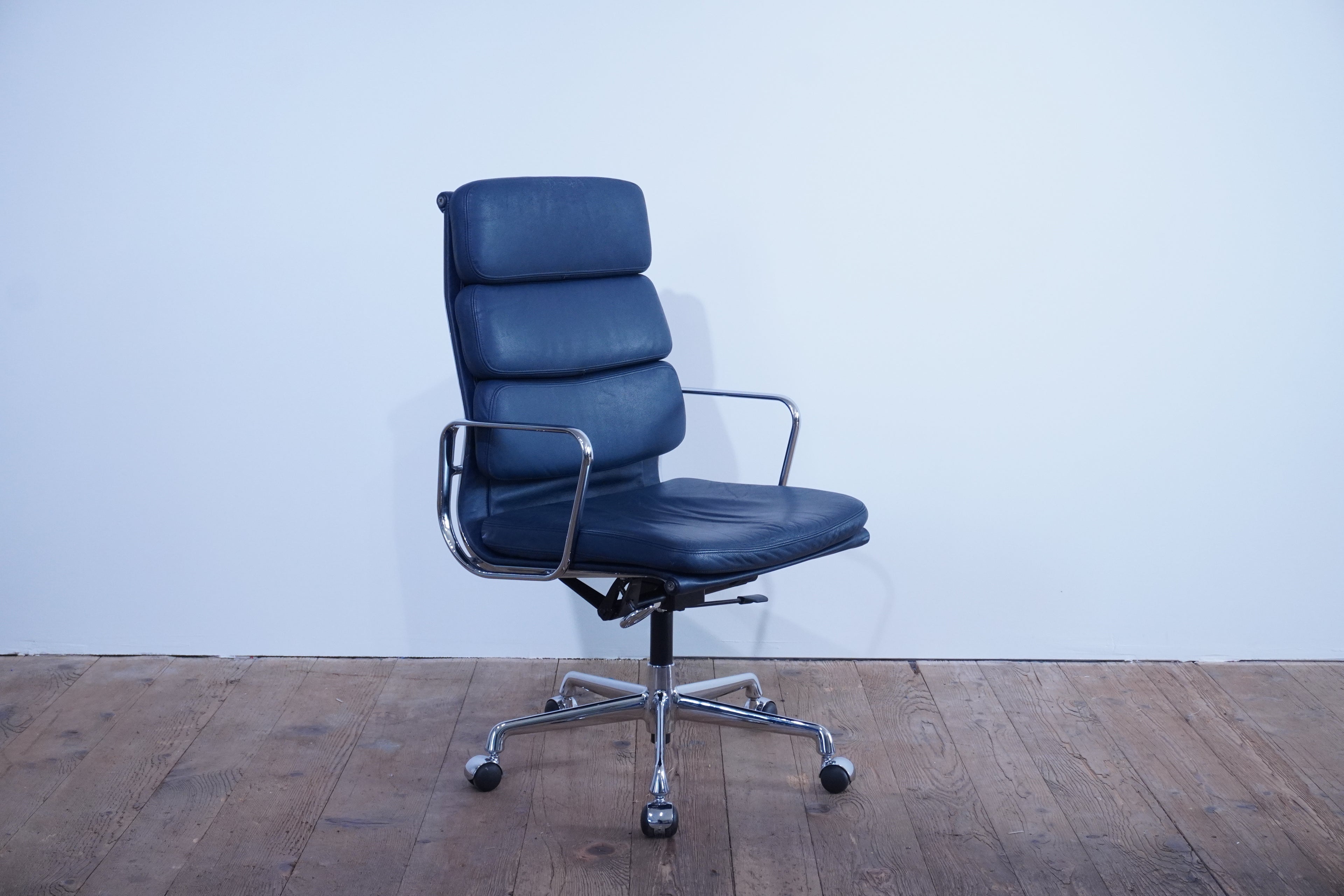 Vitra Eames Soft Pad EA219 Leder dunkelblau