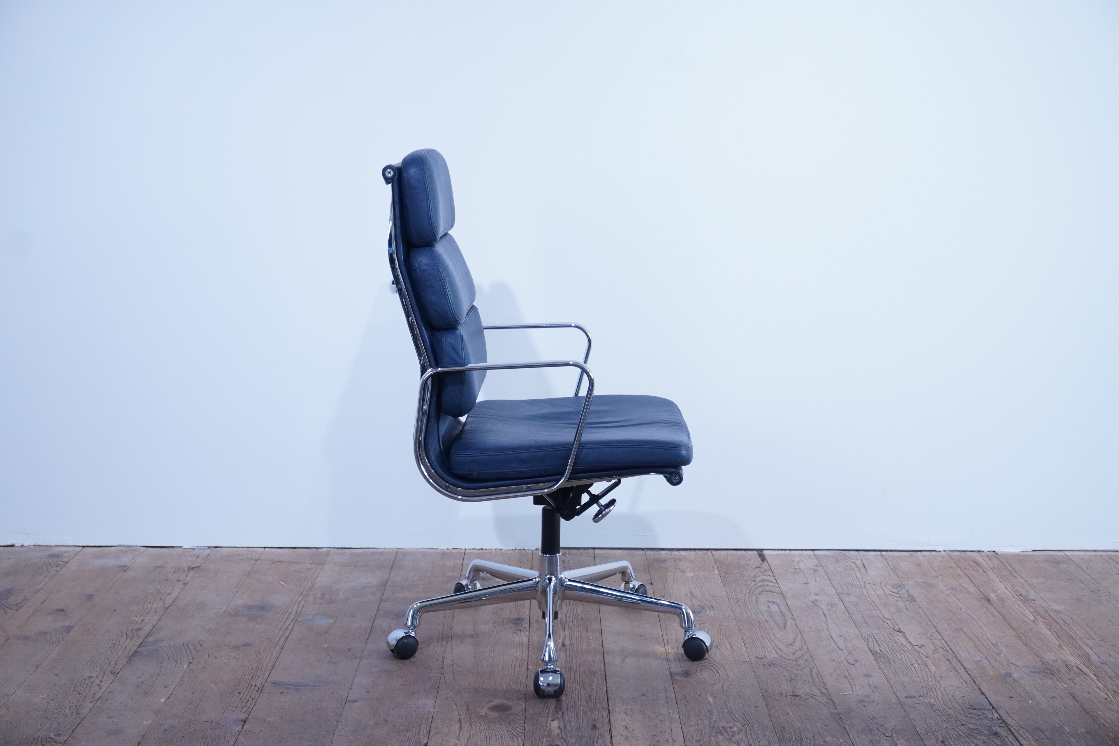 Vitra Eames Soft Pad EA219 Leder dunkelblau