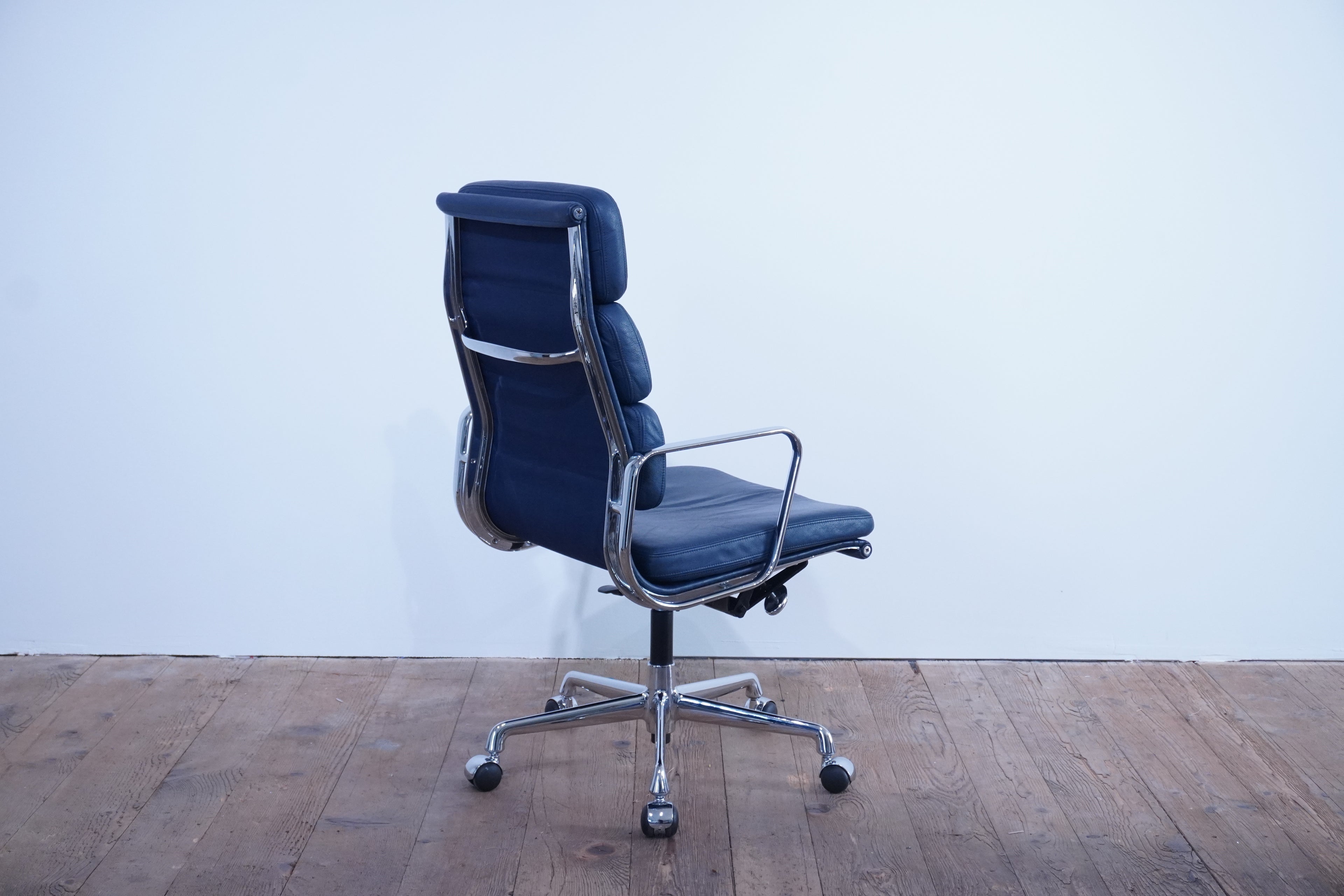 Vitra Eames Soft Pad EA219 Leder dunkelblau