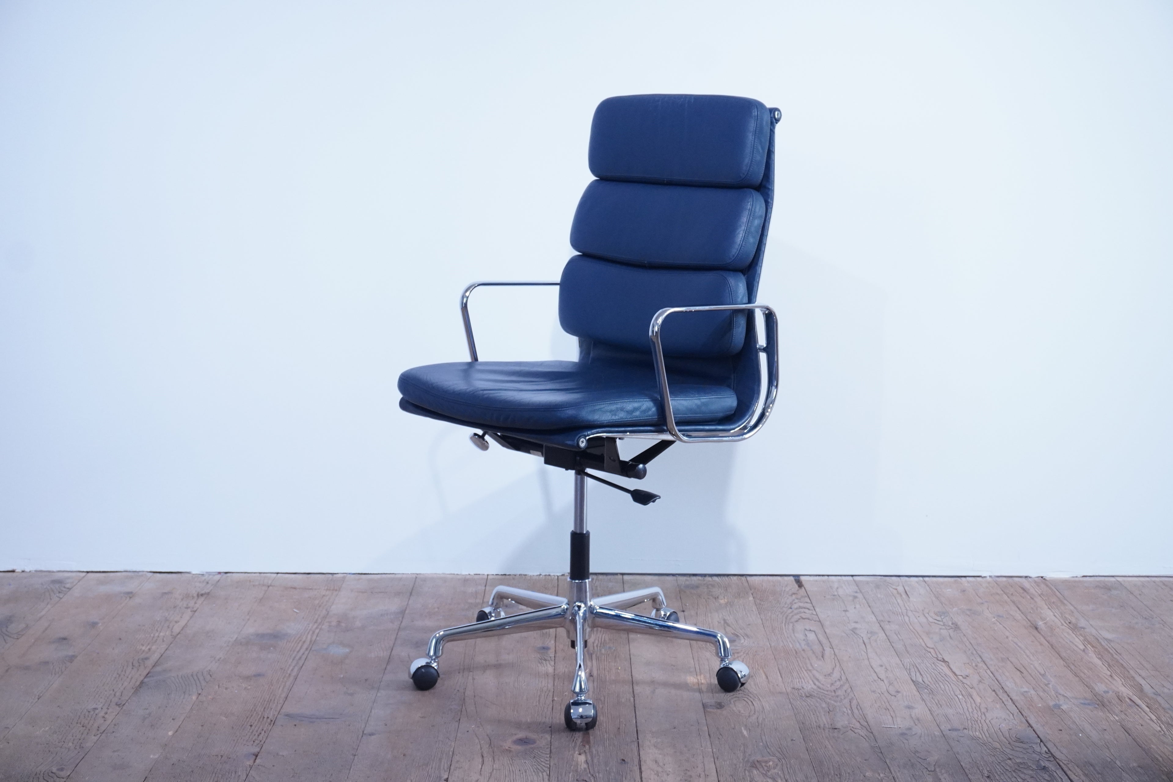 Vitra Eames Soft Pad EA219 Leder dunkelblau