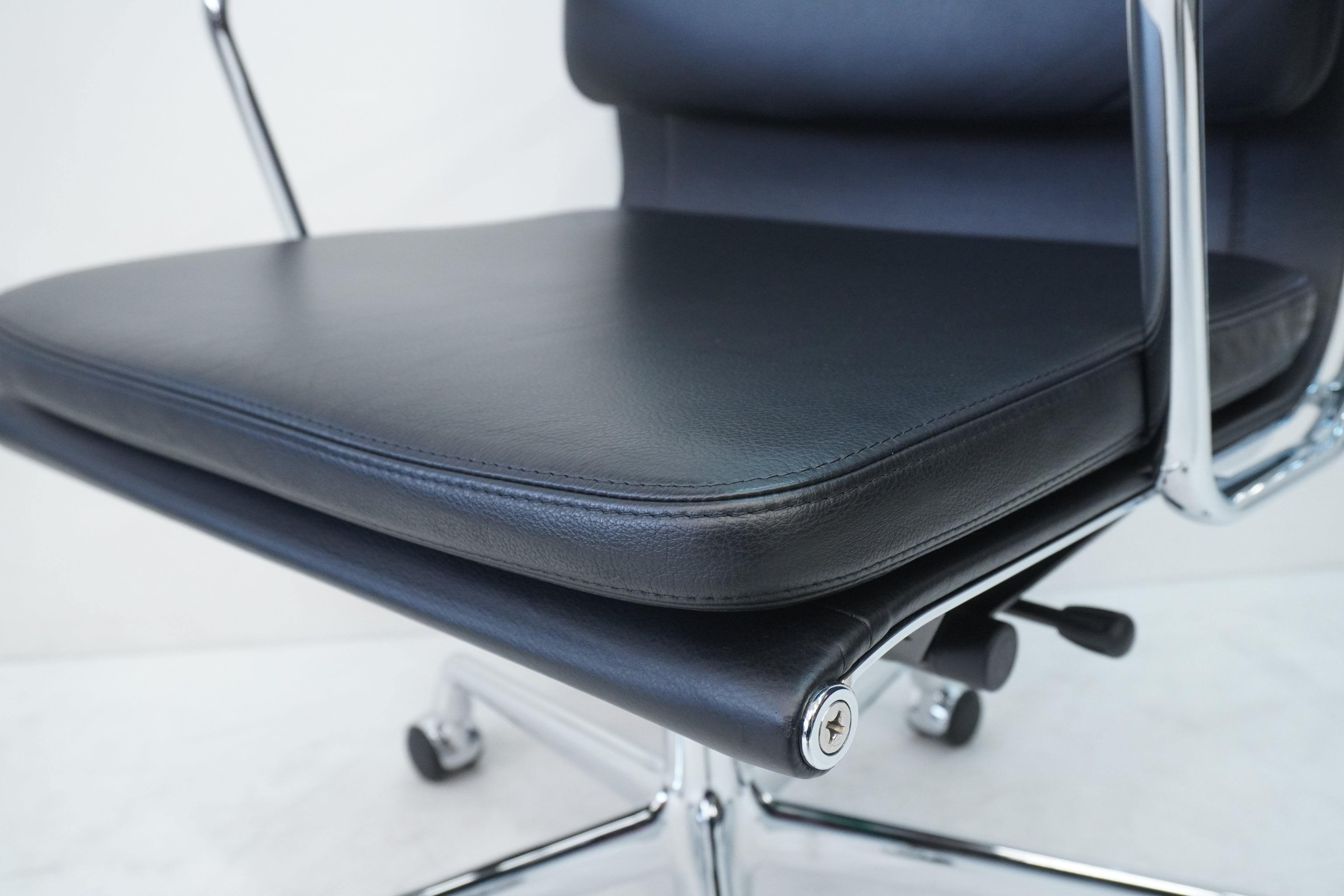 Vitra Eames Soft Pad EA219 Leder nero