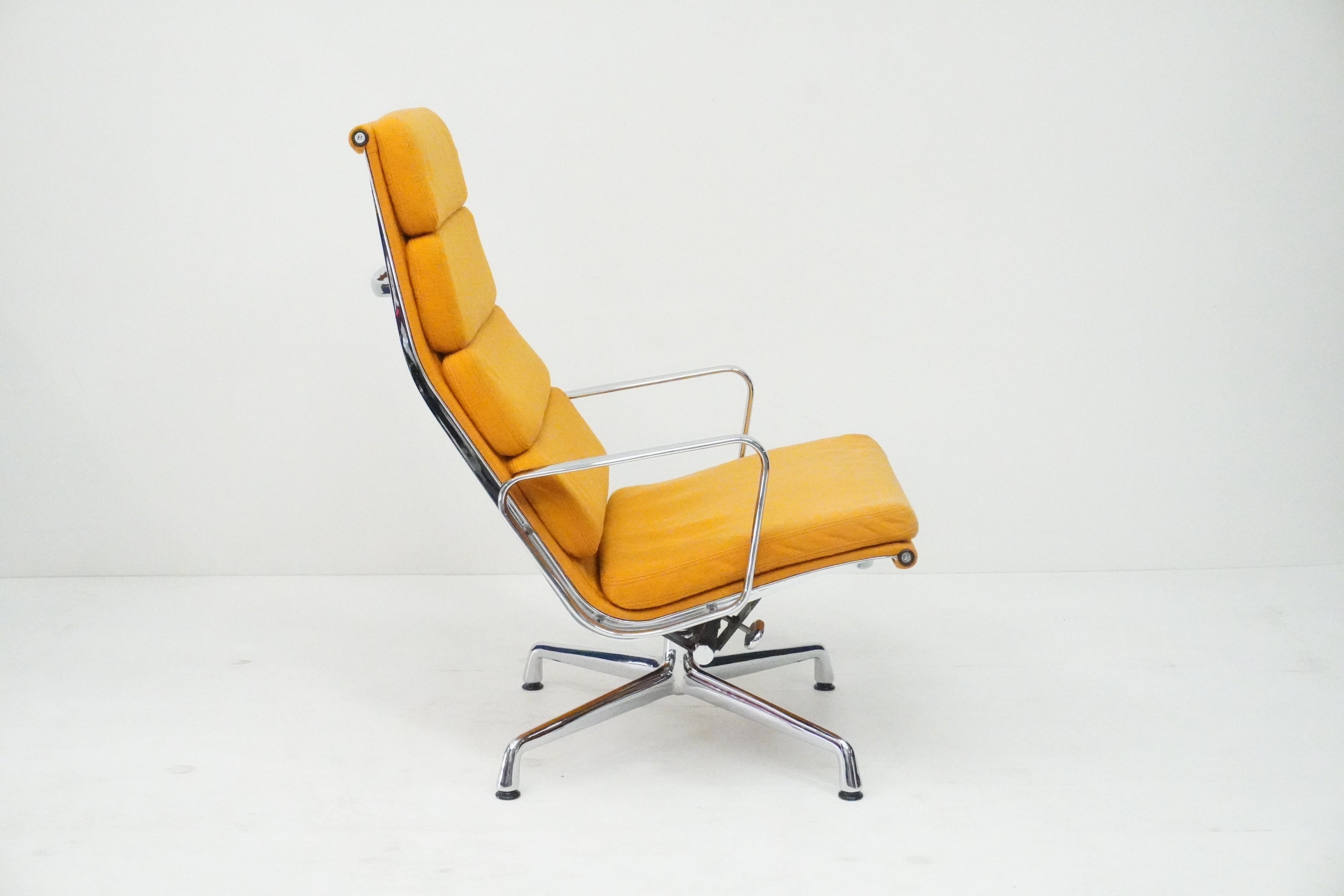 Vitra Eames Soft Pad Lounge Chair EA222 goldgelb