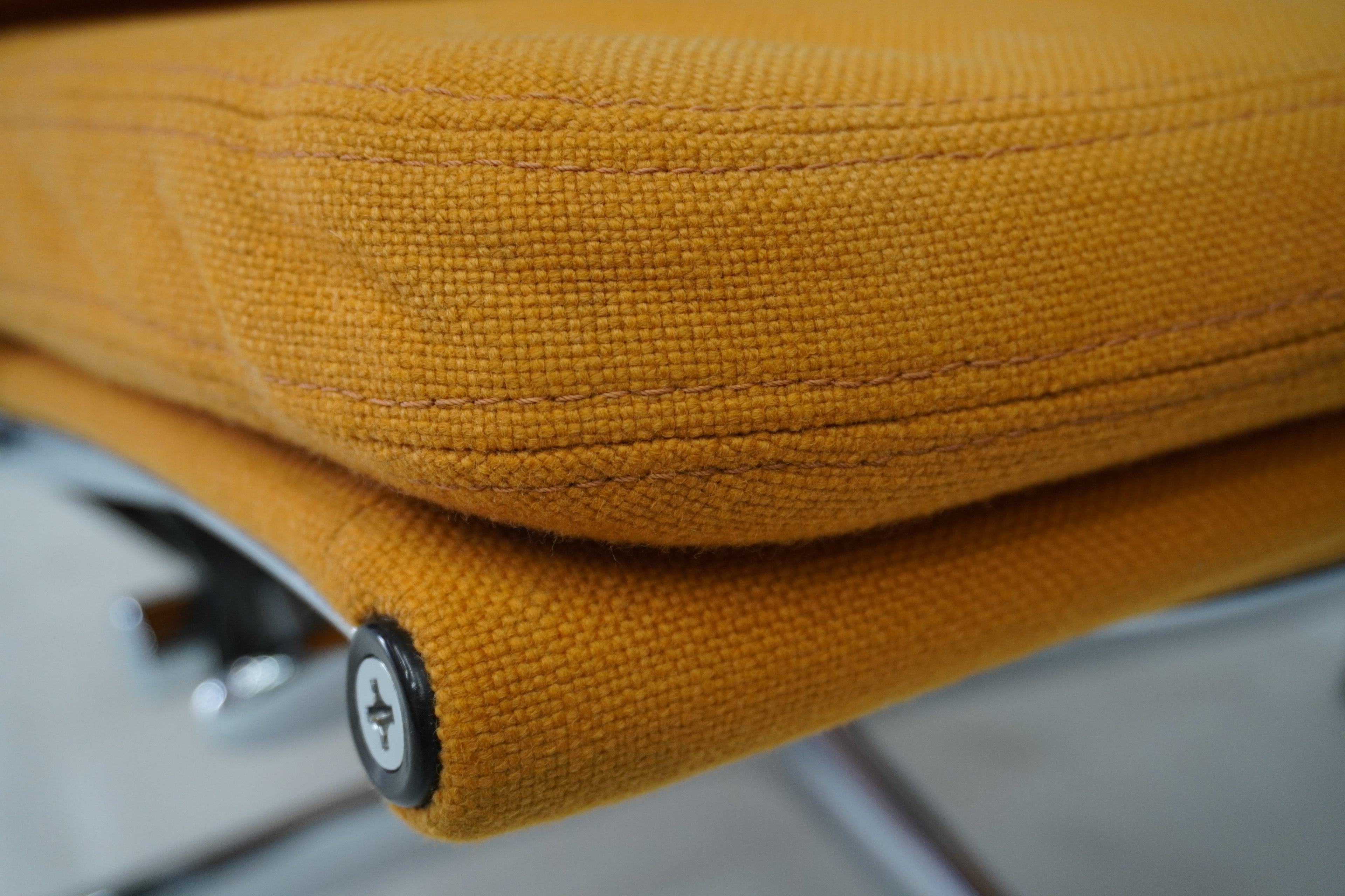 Vitra Eames Soft Pad Lounge Chair EA222 goldgelb