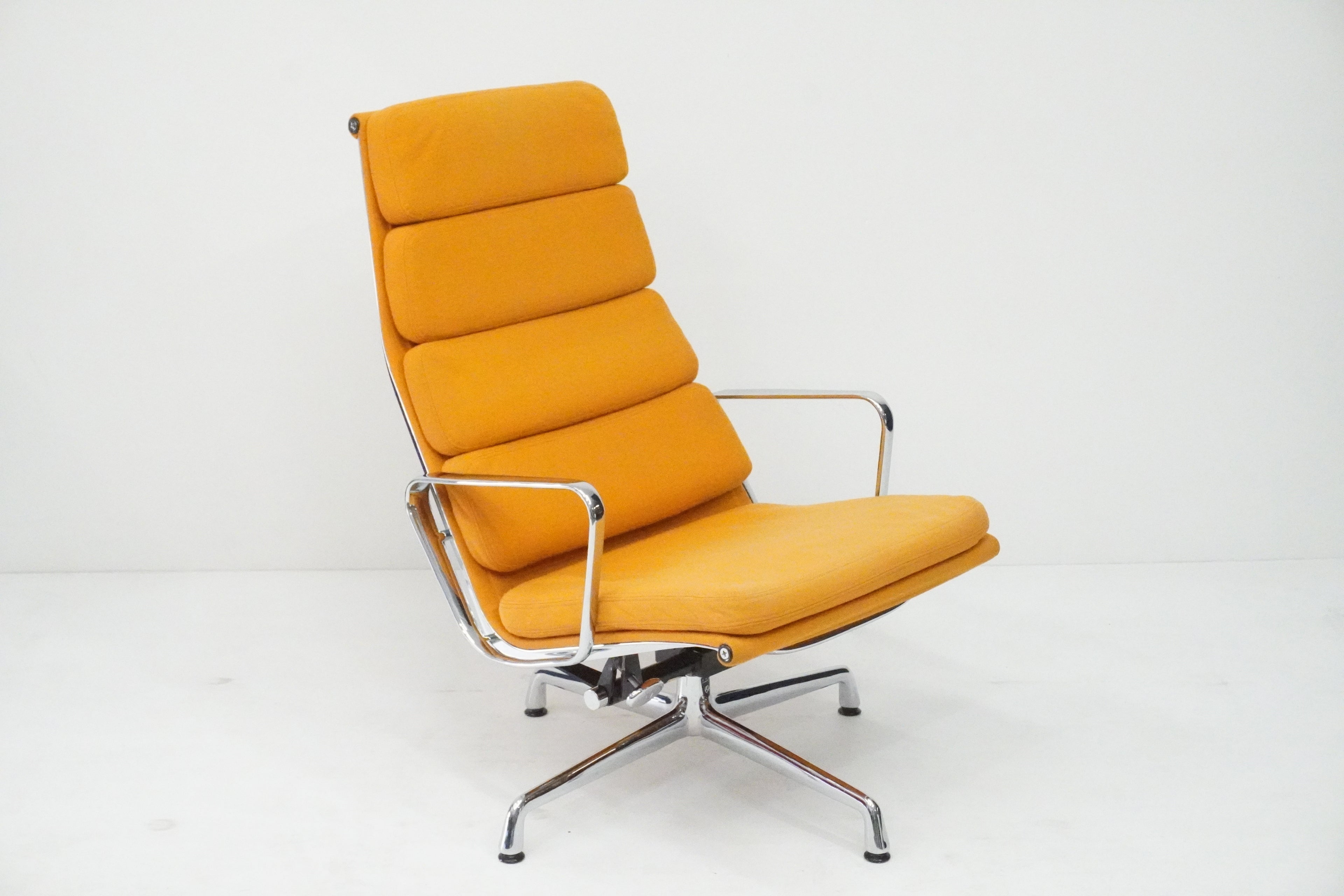 Vitra Eames Soft Pad Lounge Chair EA222 goldgelb