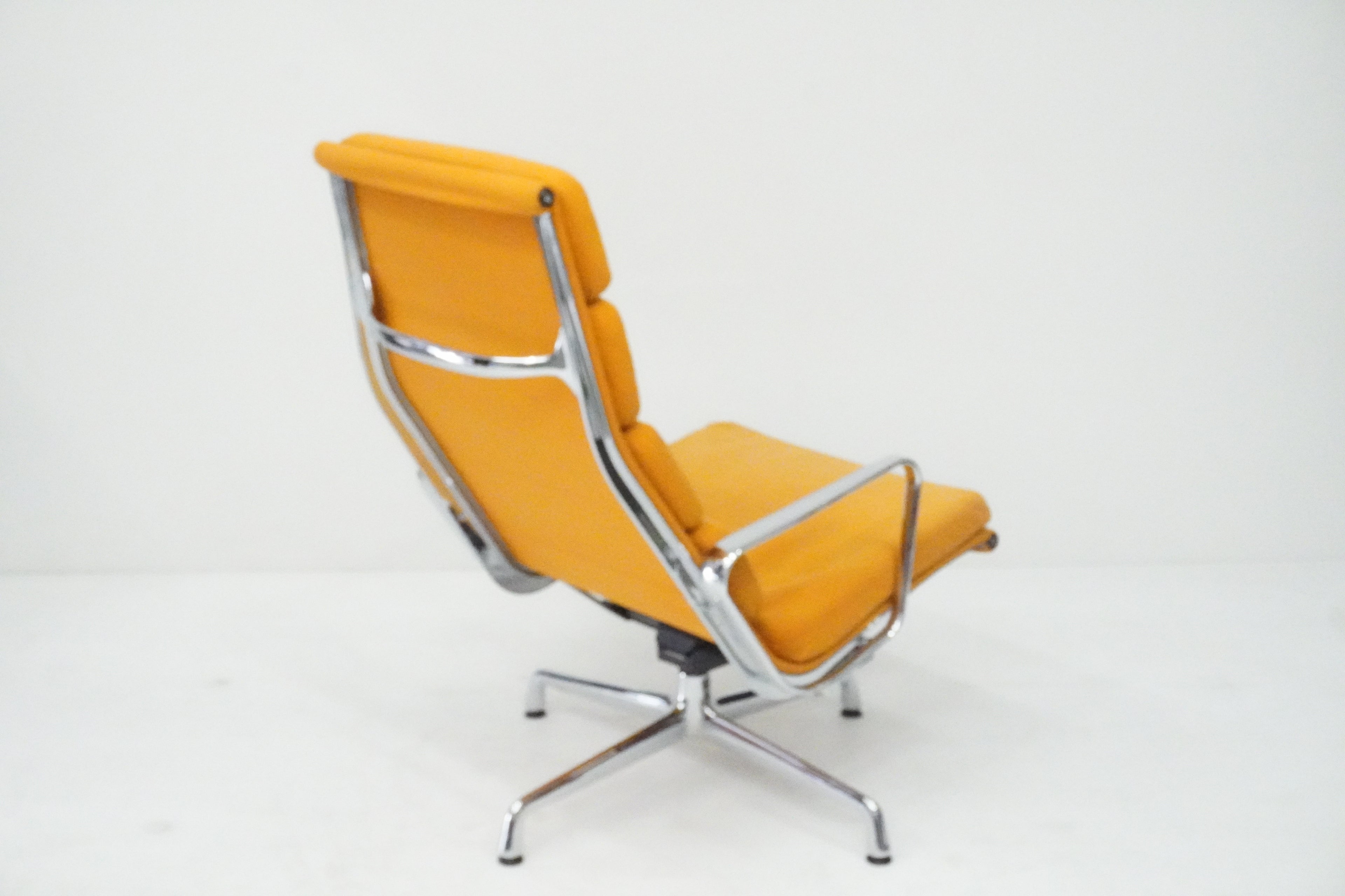 Vitra Eames Soft Pad Lounge Chair EA222 goldgelb