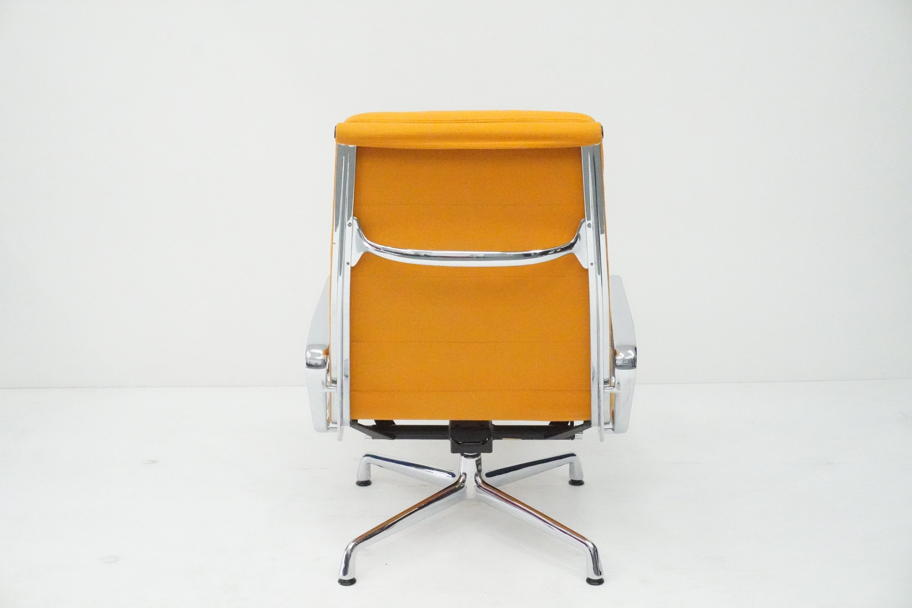 Vitra Eames Soft Pad Lounge Chair EA222 goldgelb