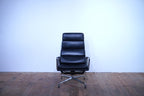 Vitra Eames Soft Pad Lounge Chair EA222 Leder nero