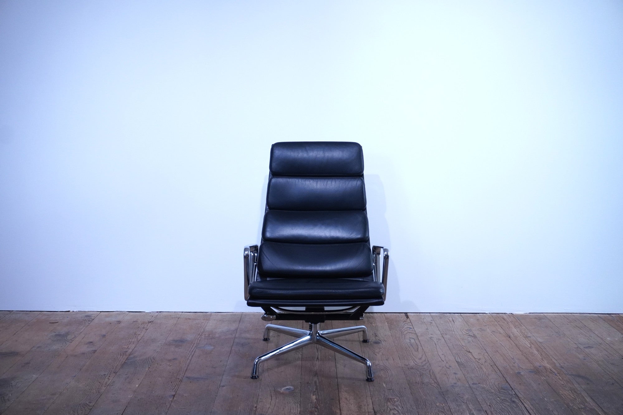 Vitra Eames Soft Pad Lounge Chair EA222 Leder nero