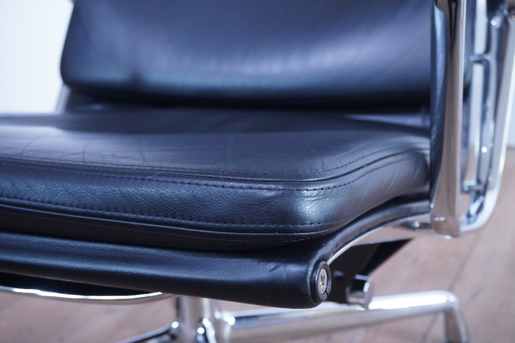 Vitra Eames Soft Pad Lounge Chair EA222 Leder nero