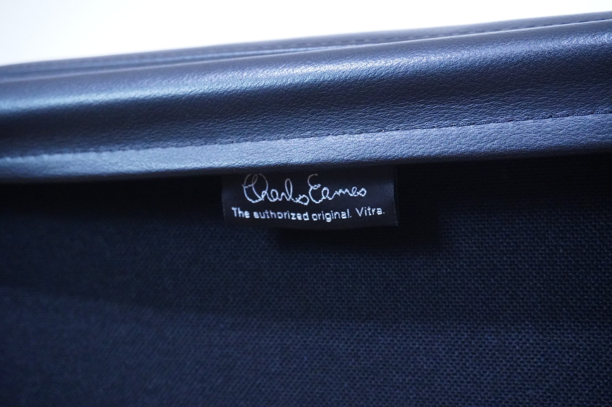 Vitra Eames Soft Pad Lounge Chair EA222 Leder nero