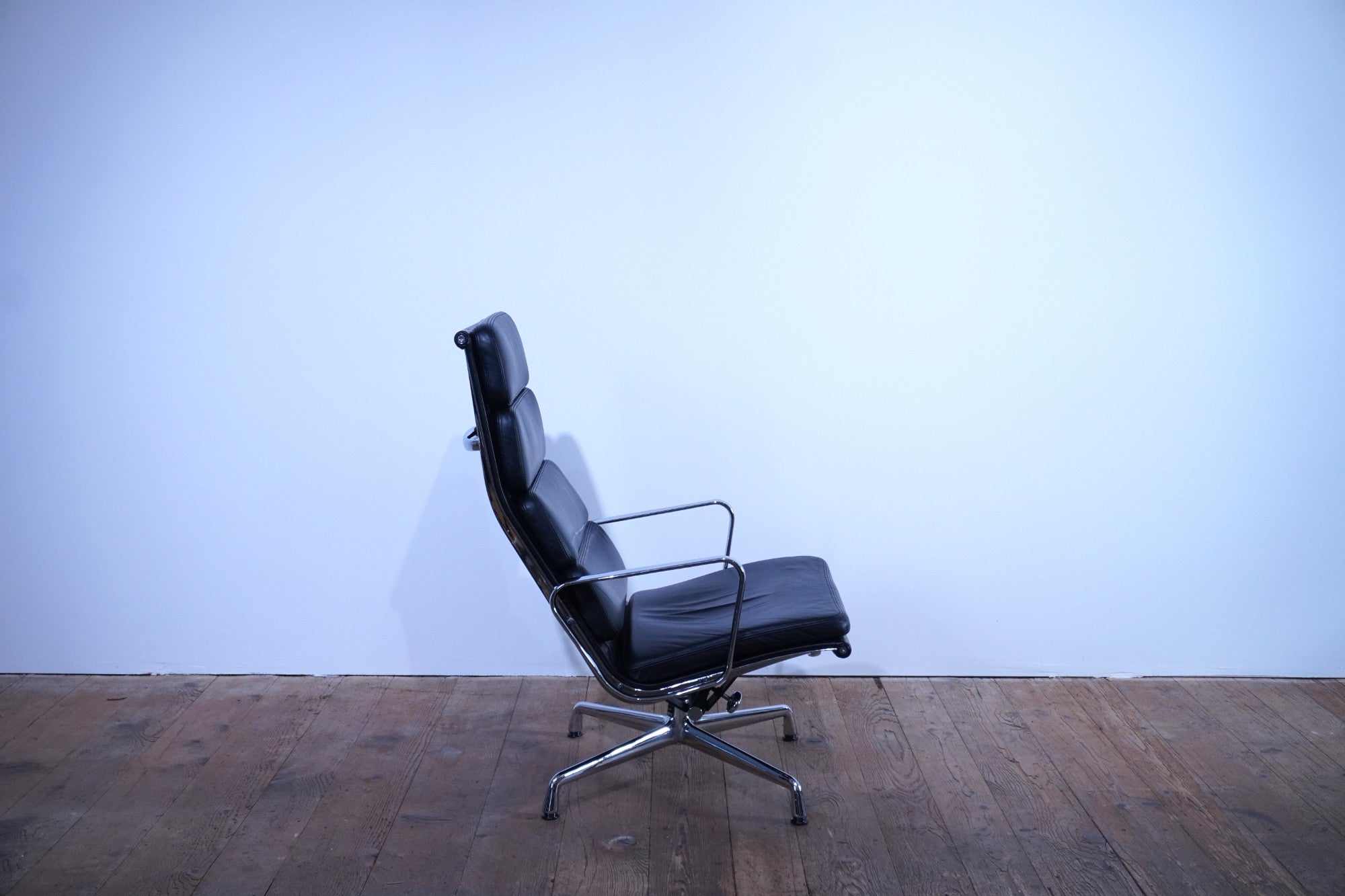 Vitra Eames Soft Pad Lounge Chair EA222 Leder nero