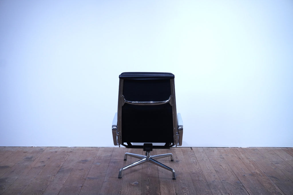Vitra Eames Soft Pad Lounge Chair EA222 Leder nero