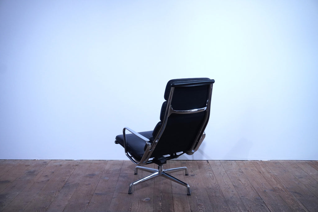 Vitra Eames Soft Pad Lounge Chair EA222 Leder nero