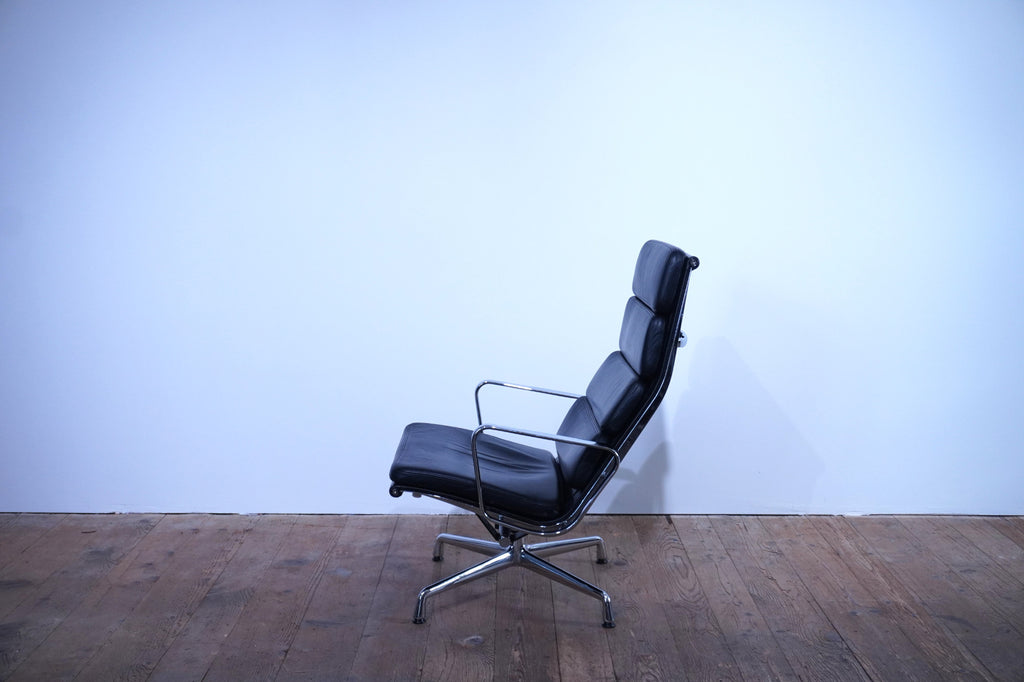 Vitra Eames Soft Pad Lounge Chair EA222 Leder nero