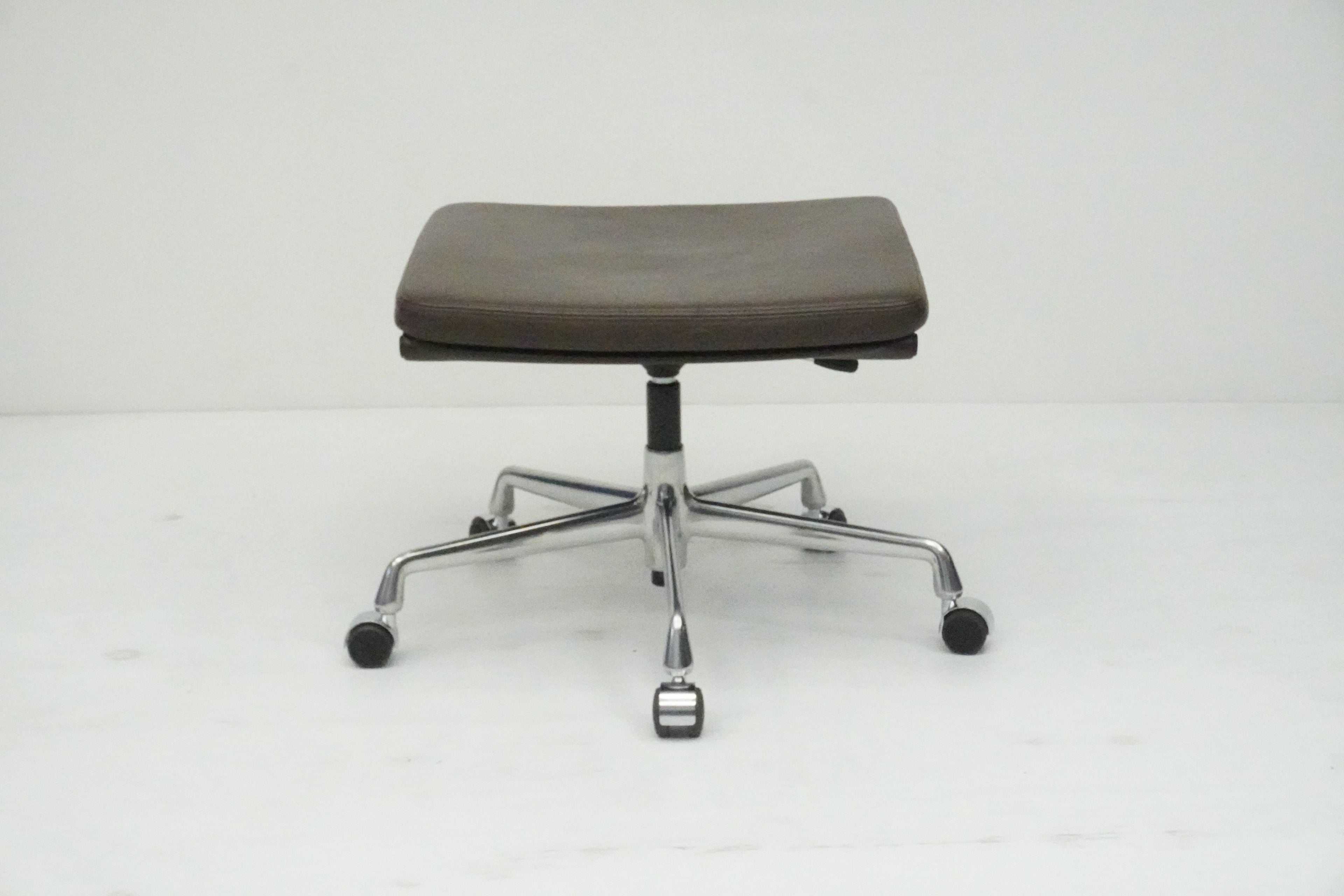 Vitra Hocker auf Rollen EA223 Leder braun