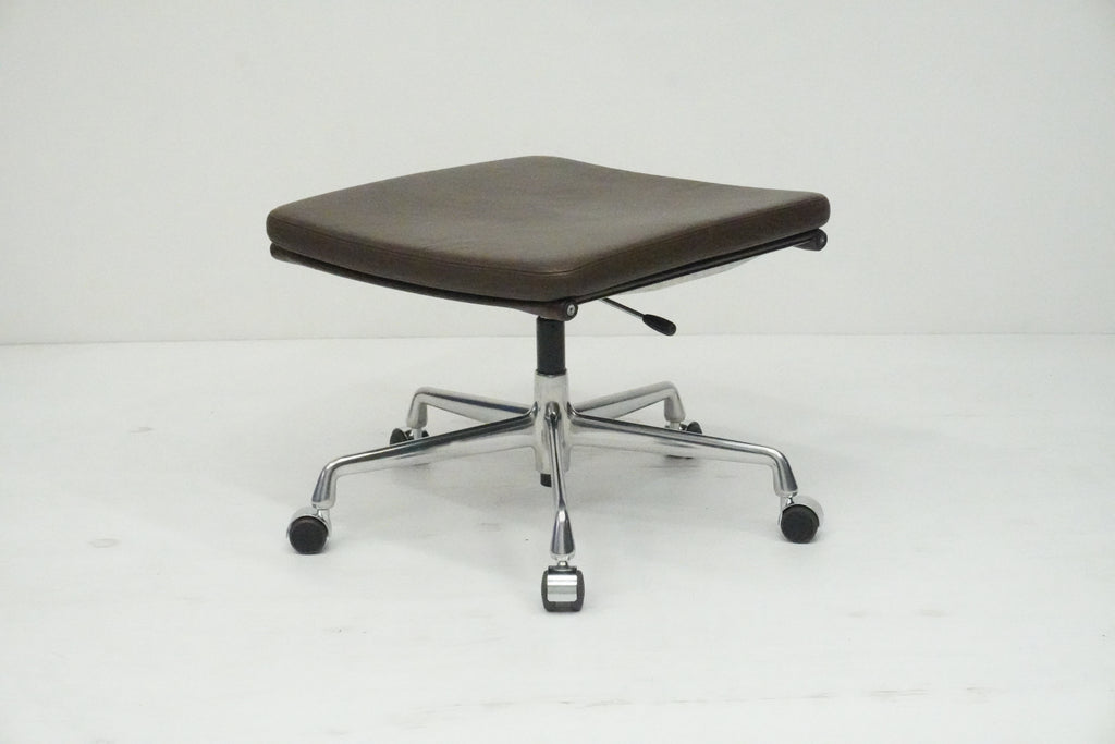 Vitra Hocker auf Rollen EA223 Leder braun