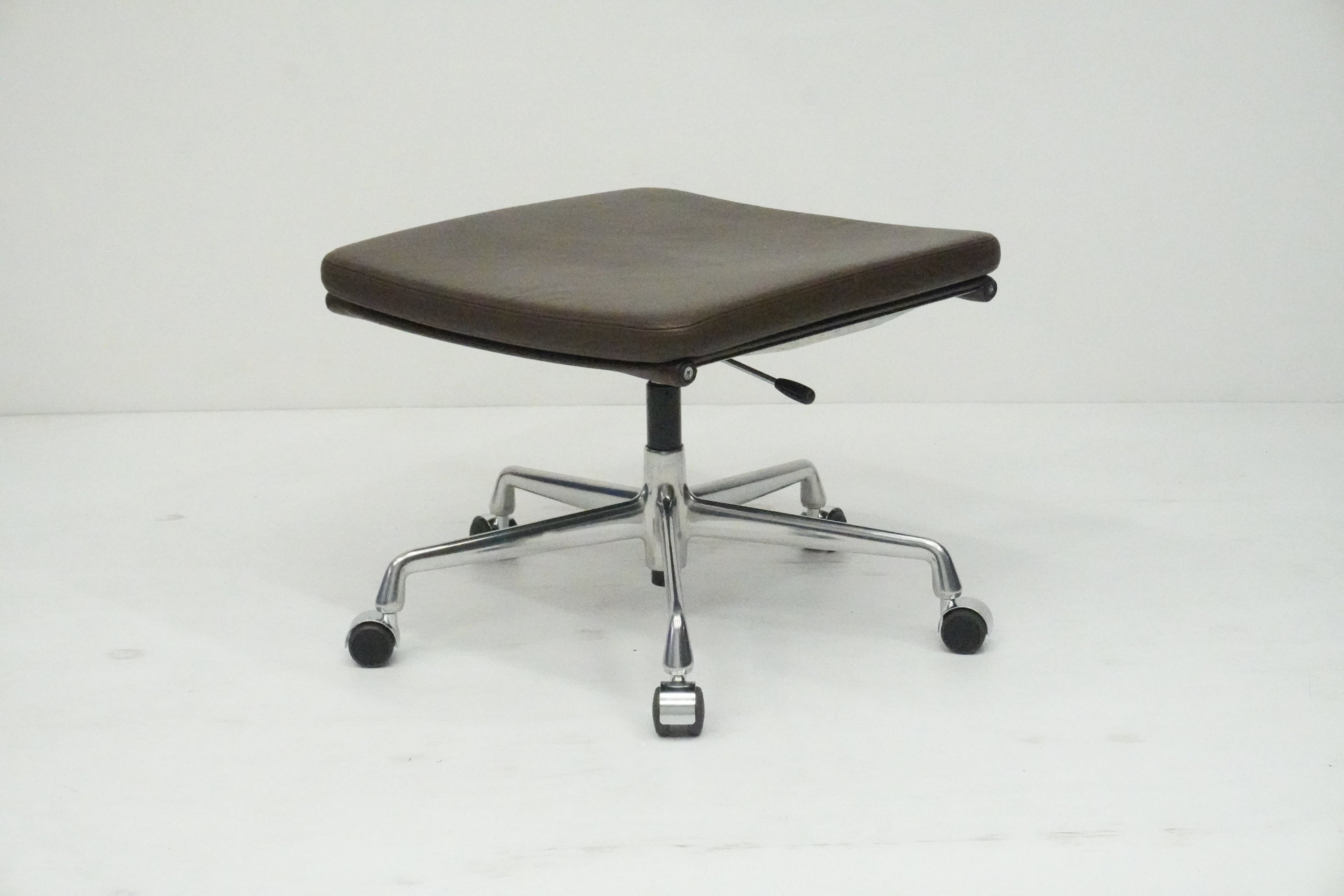 Vitra Hocker auf Rollen EA223 Leder braun