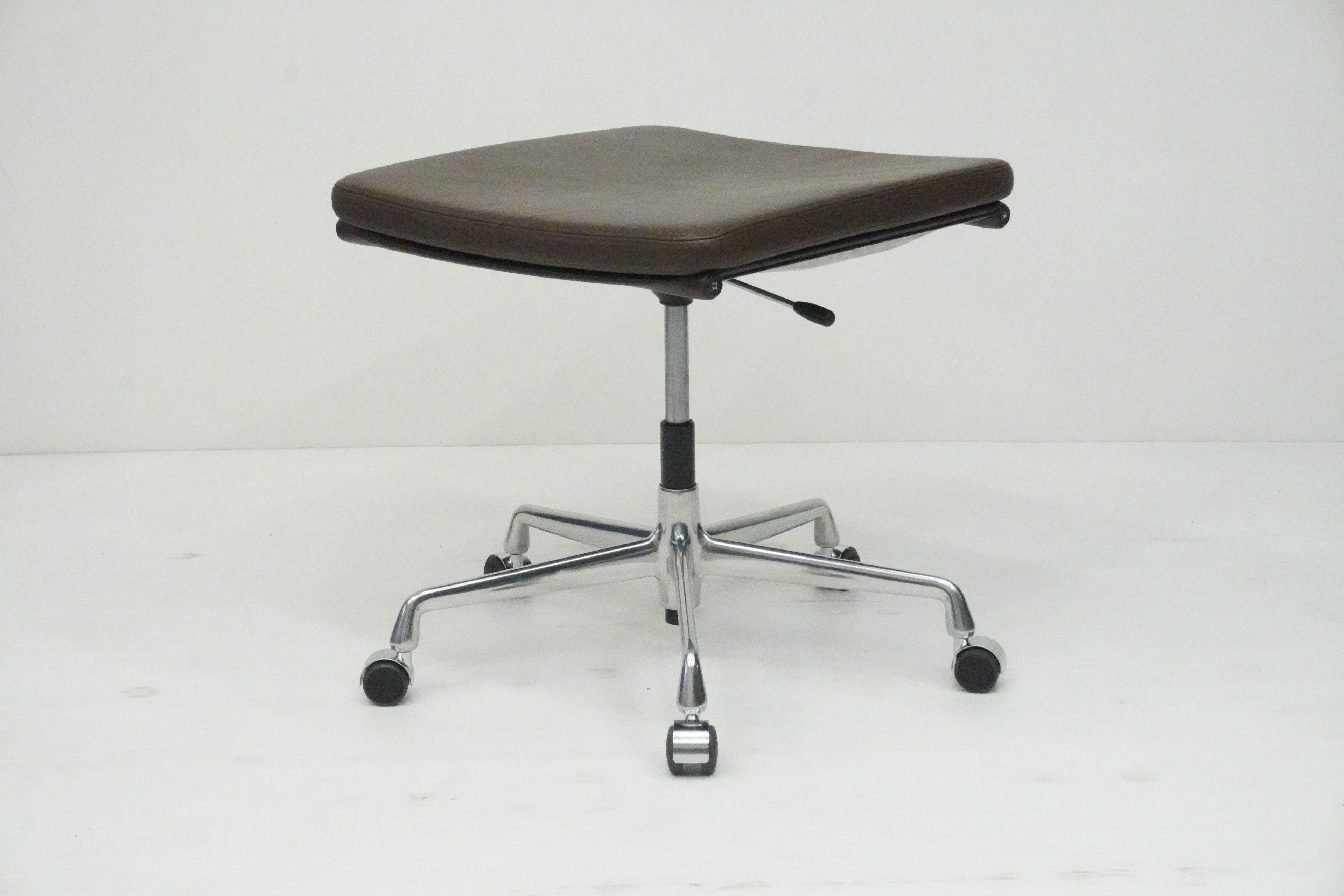 Vitra Hocker auf Rollen EA223 Leder braun