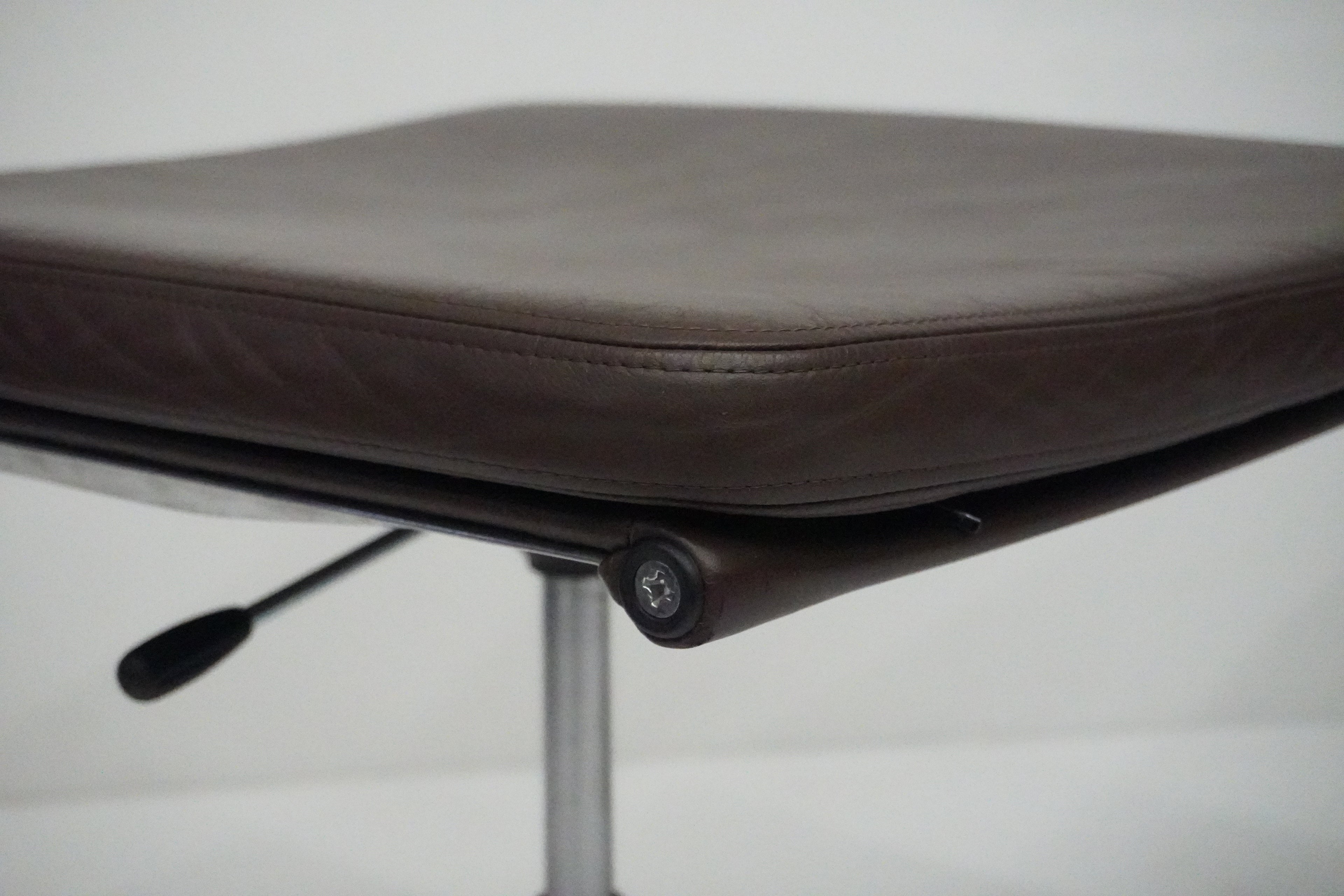Vitra Hocker auf Rollen EA223 Leder braun