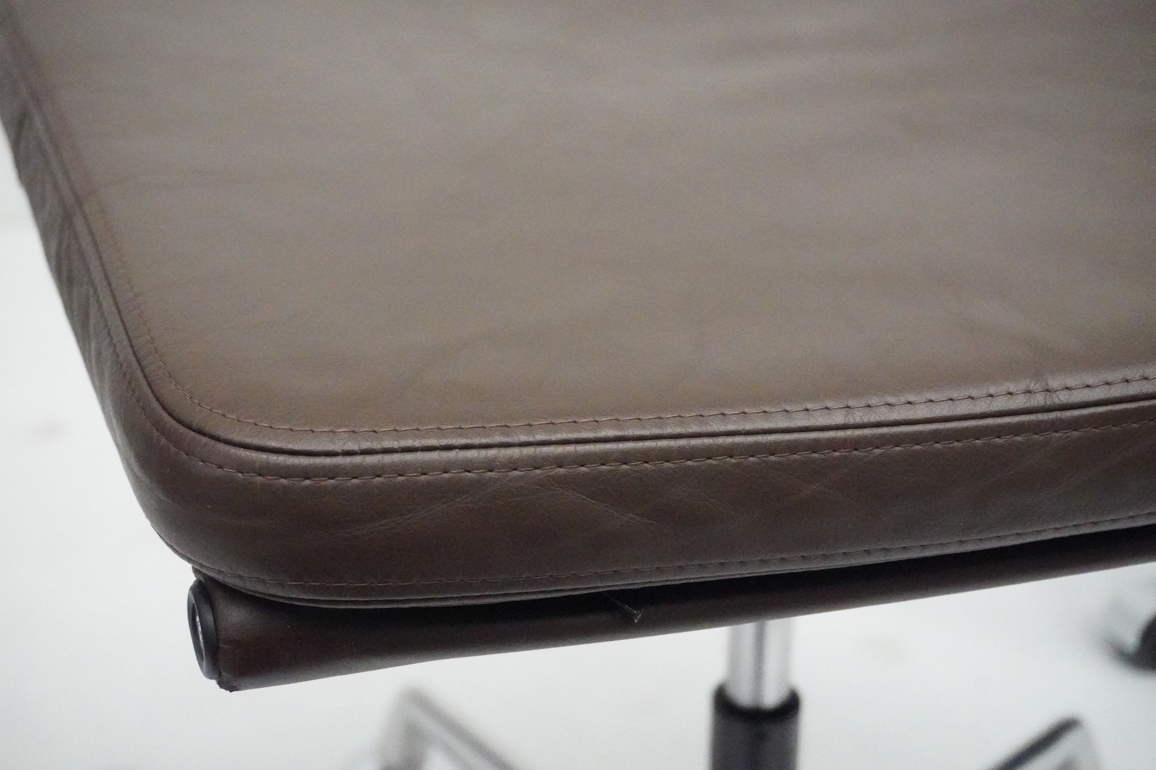 Vitra Hocker auf Rollen EA223 Leder braun