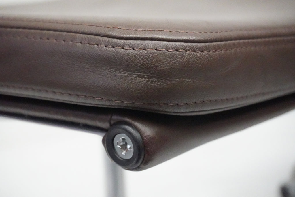 Vitra Hocker auf Rollen EA223 Leder braun