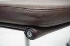 Vitra Hocker auf Rollen EA223 Leder braun
