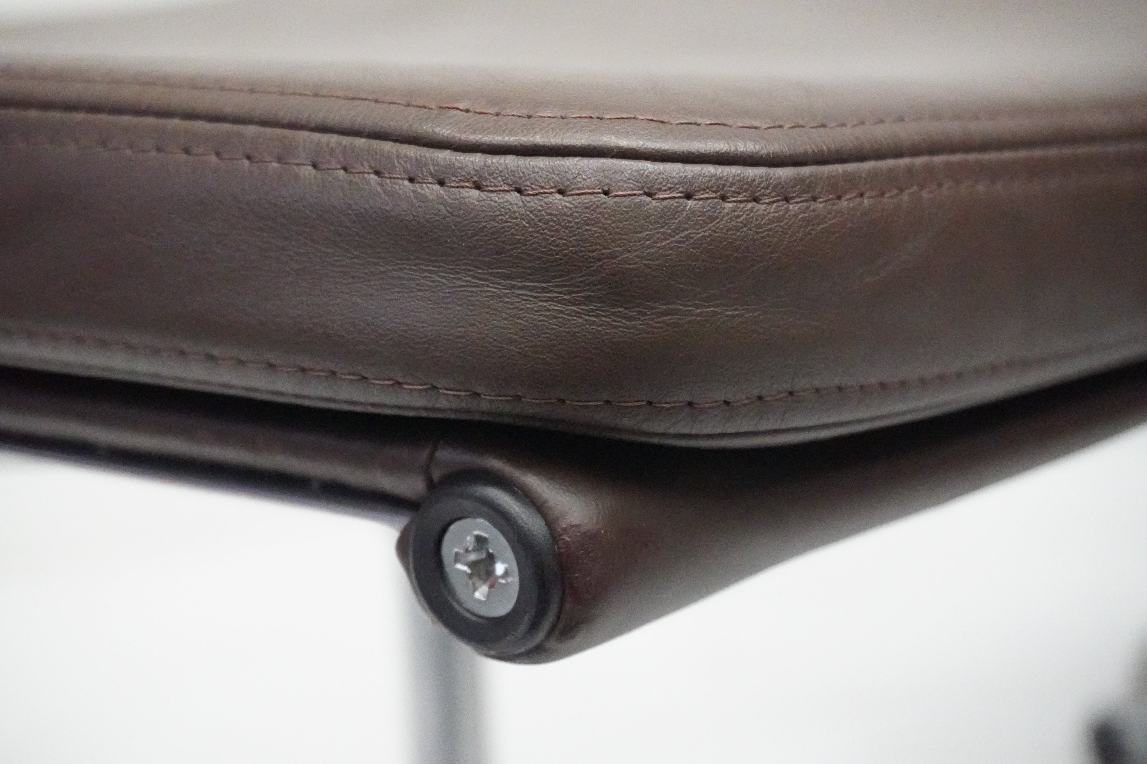 Vitra Hocker auf Rollen EA223 Leder braun