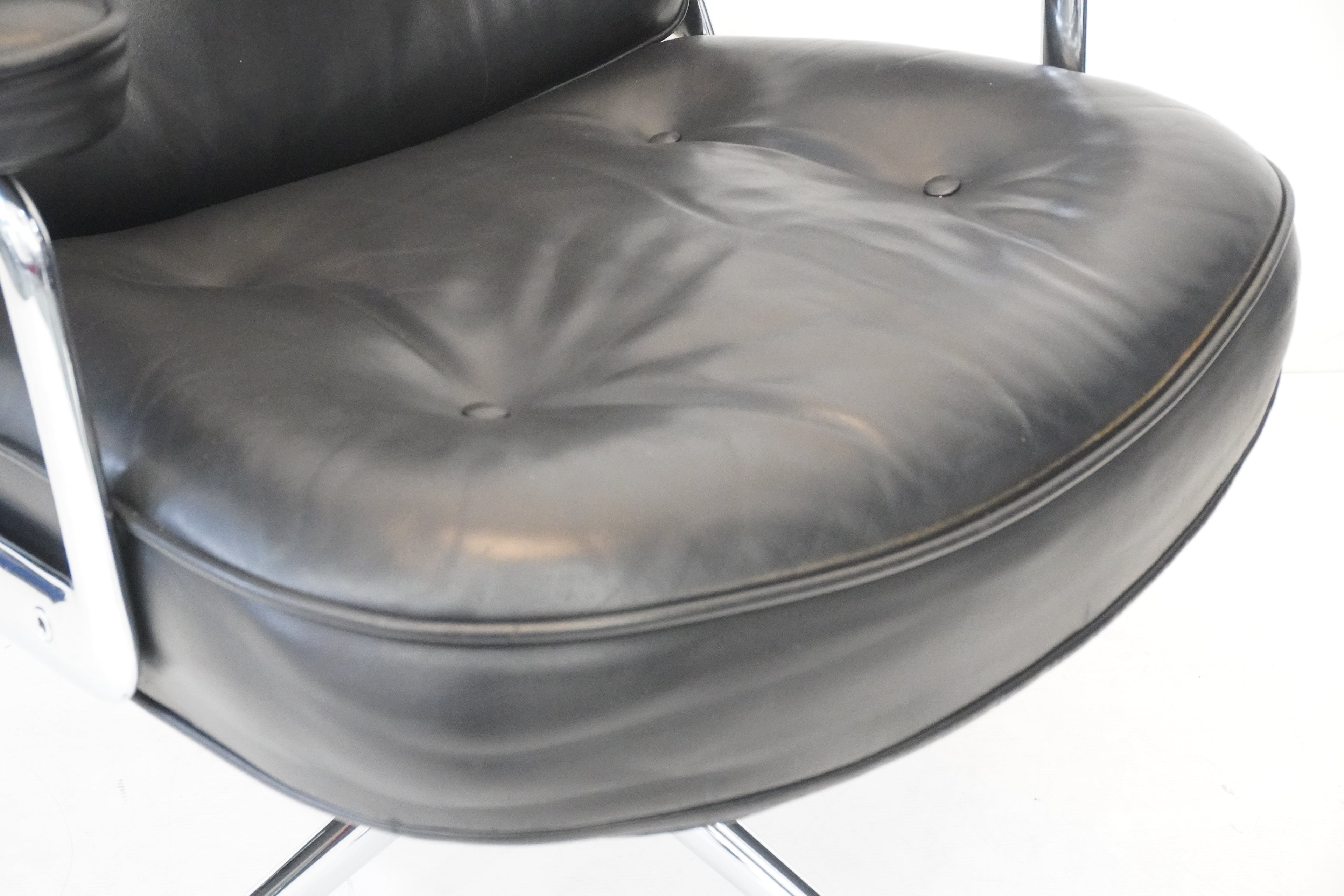 Vitra Eames Lobby Chair ES104 nero