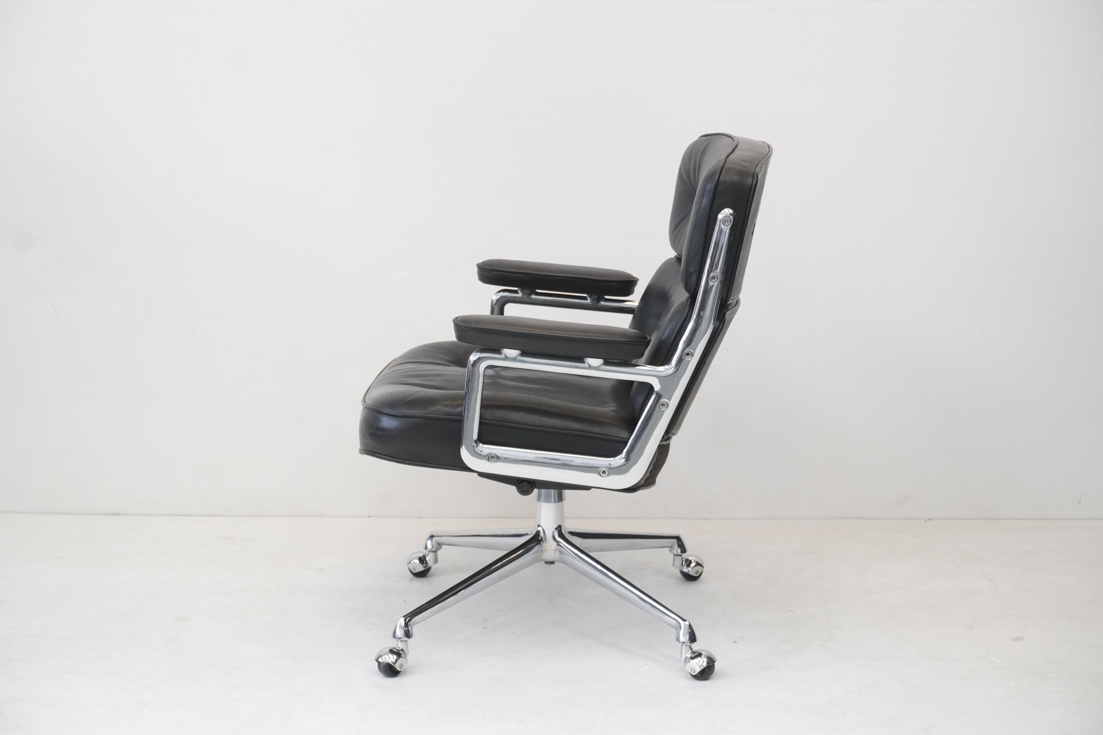 Vitra Eames Lobby Chair ES104 nero