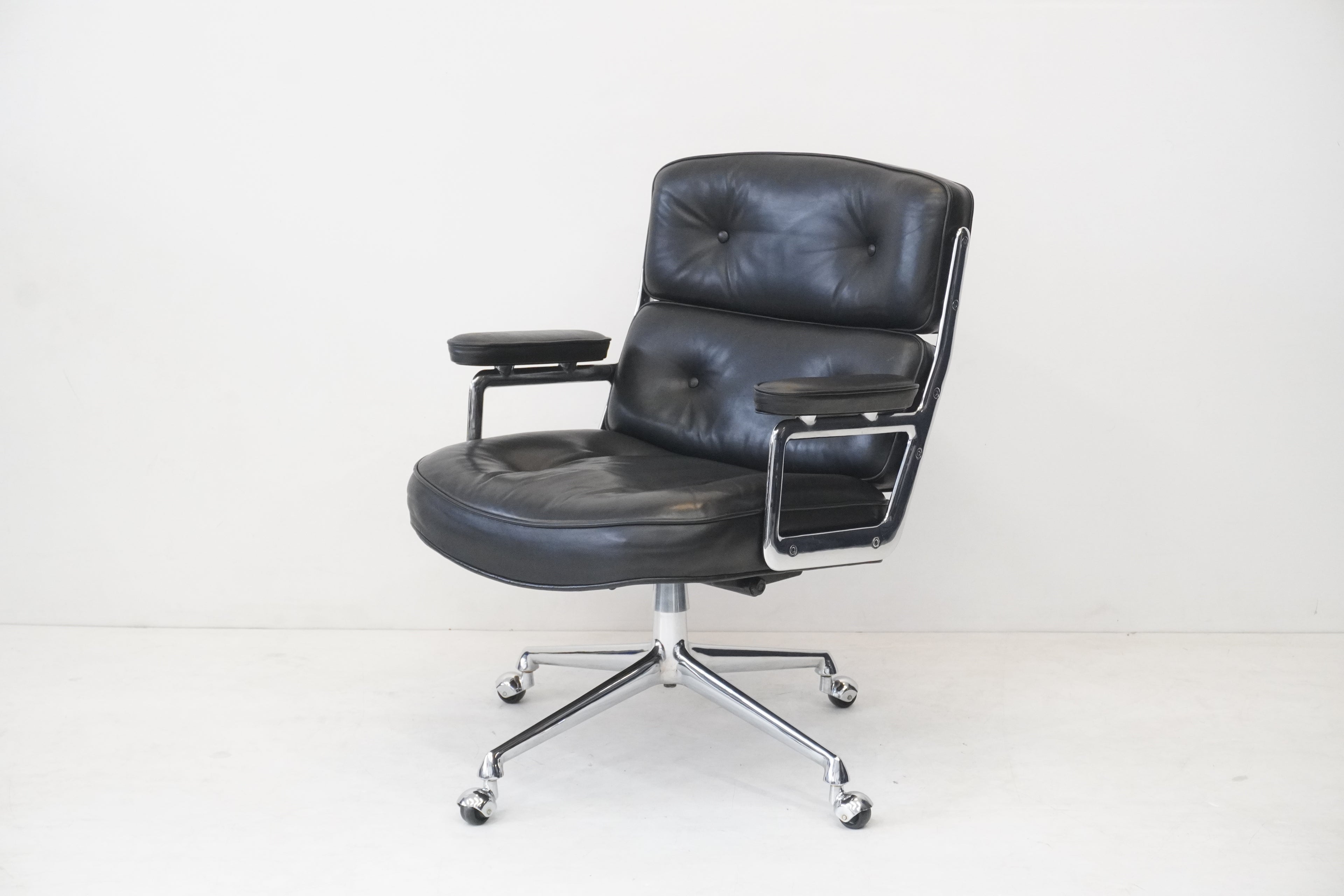 Vitra Eames Lobby Chair ES104 nero