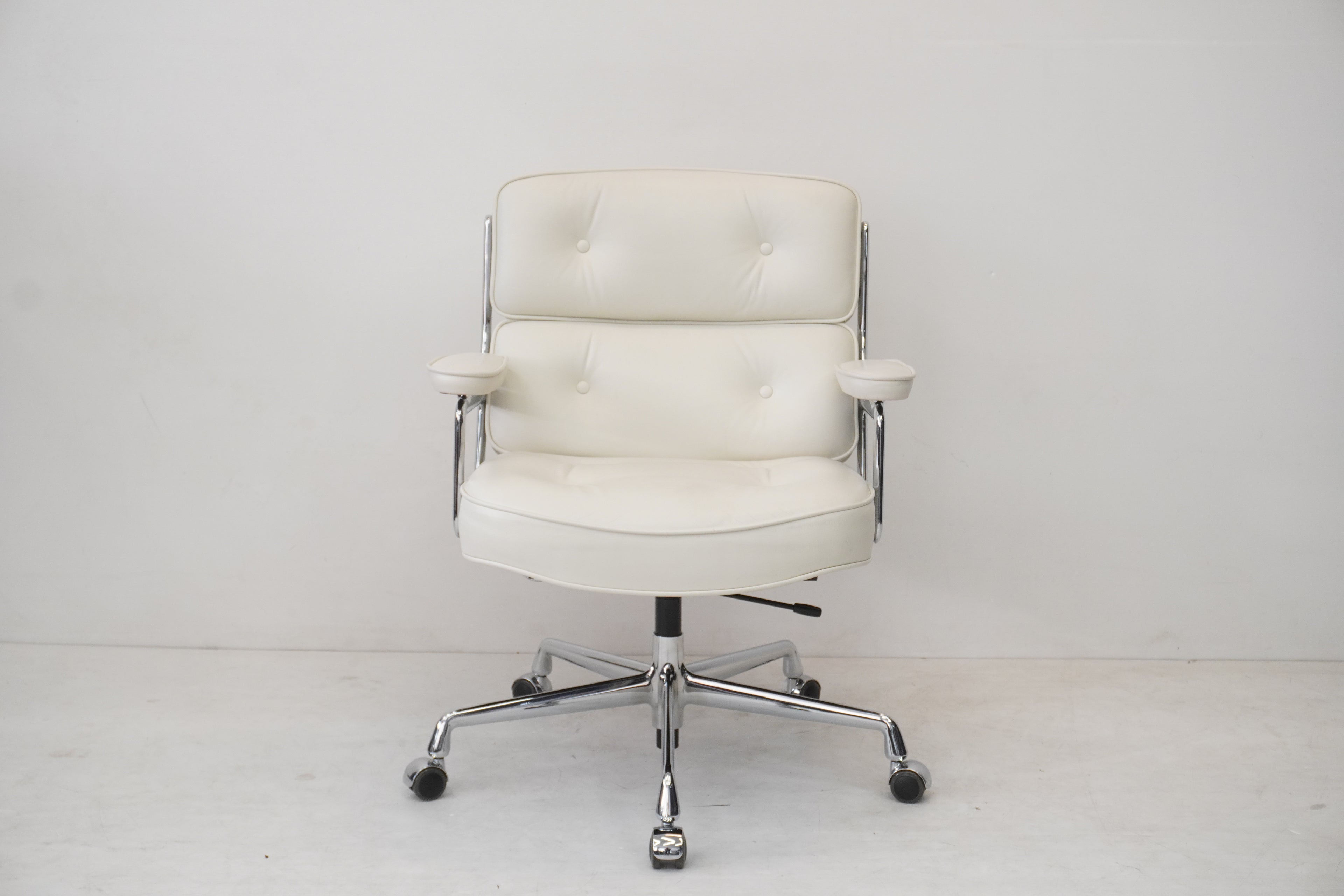 Vitra Eames Lobby Chair ES104 snow