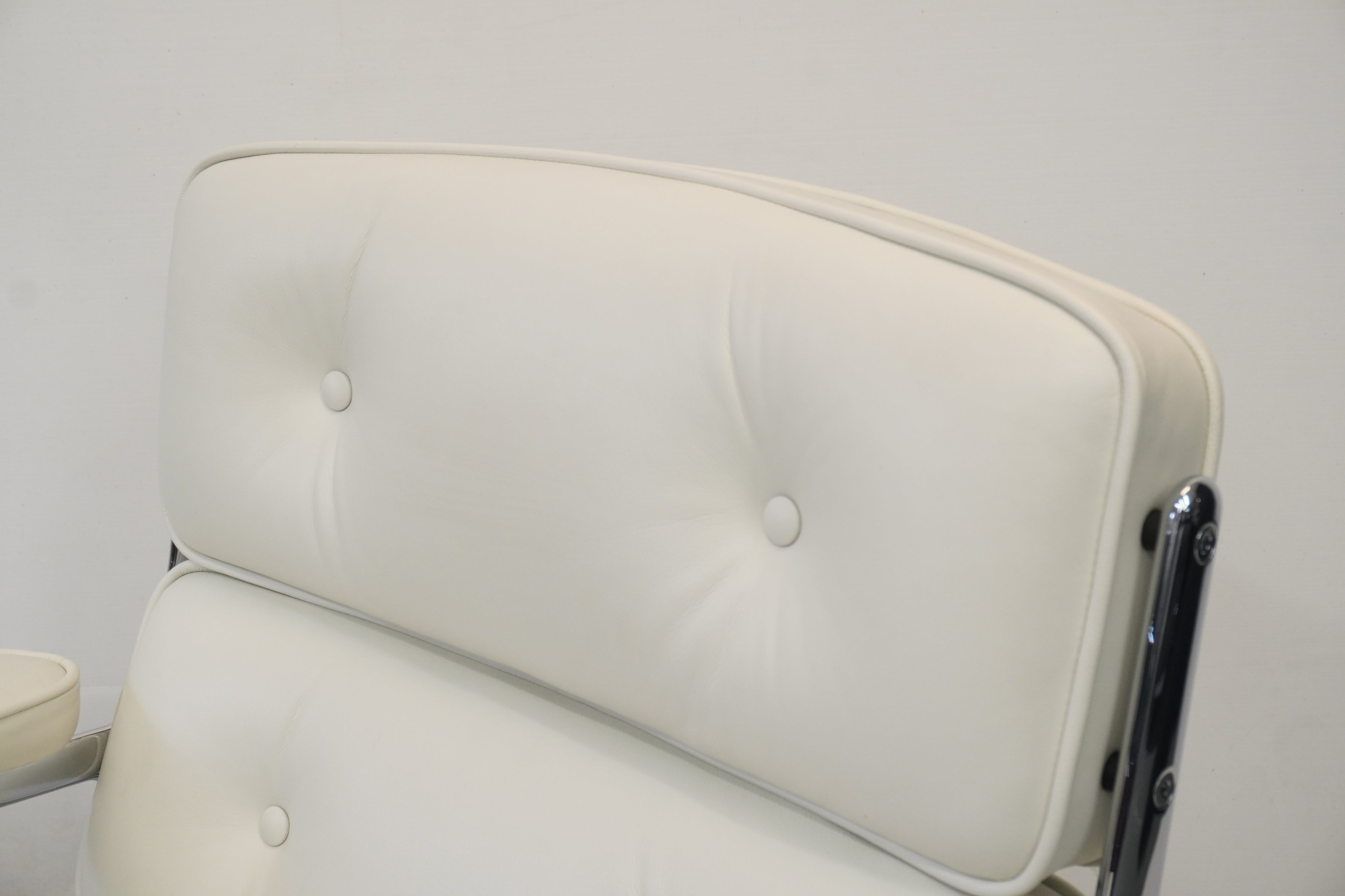 Vitra Eames Lobby Chair ES104 snow