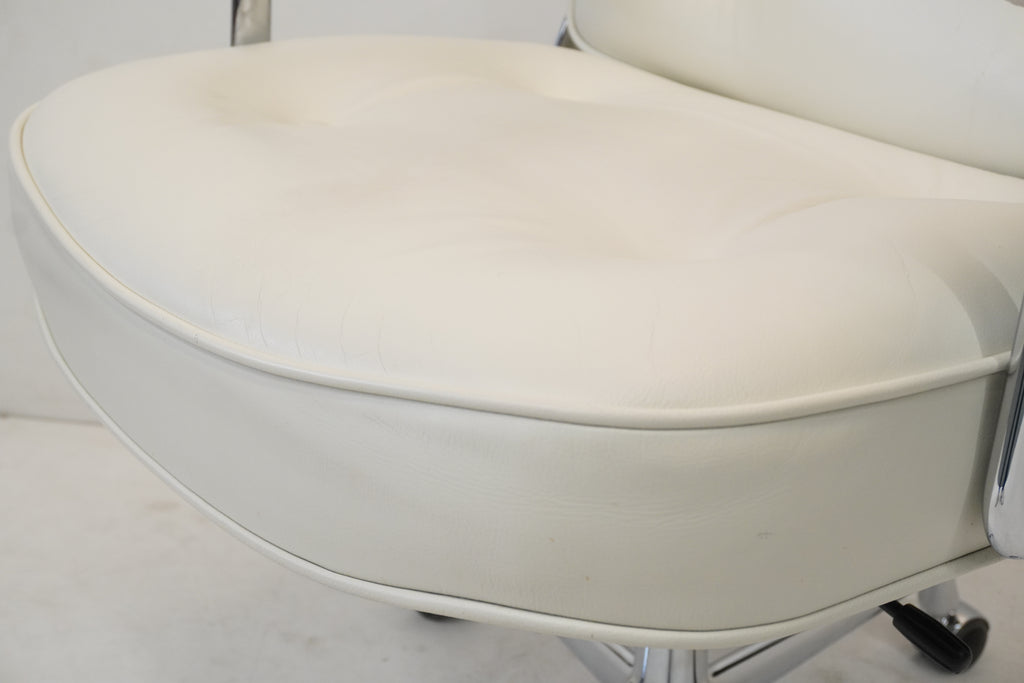 Vitra Eames Lobby Chair ES104 snow
