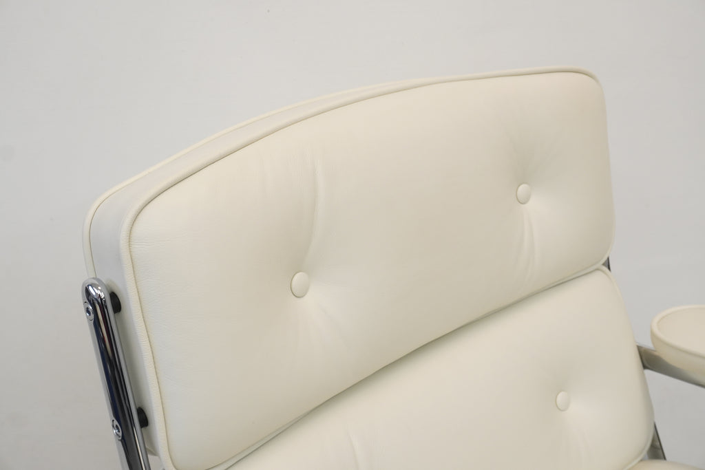 Vitra Eames Lobby Chair ES104 snow
